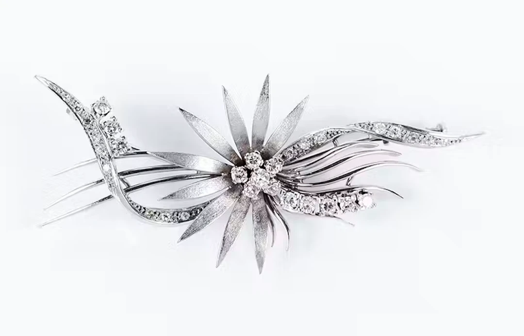 Elegante alfiler vintage en sólida montura de oro blanco 18 K