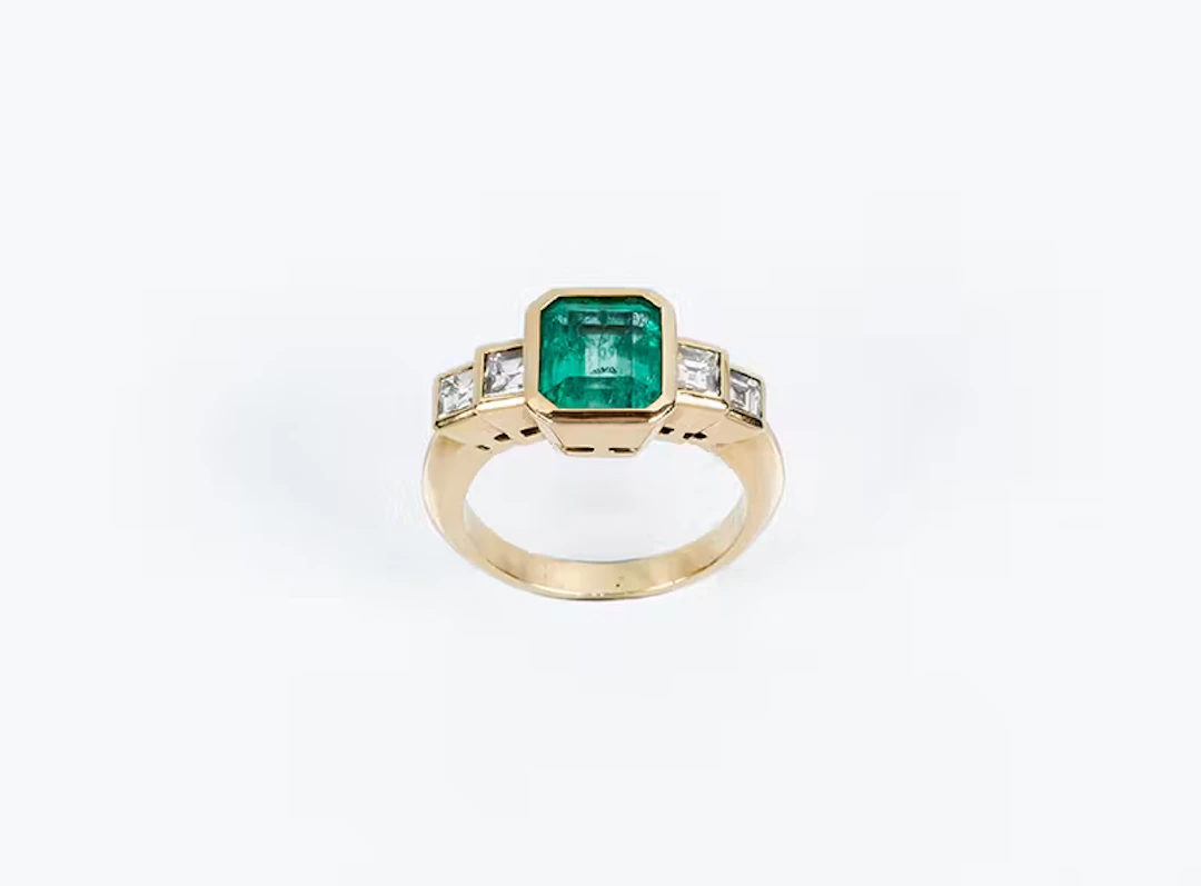 Sortija vintage en sólida montura de oro amarillo 18 K...