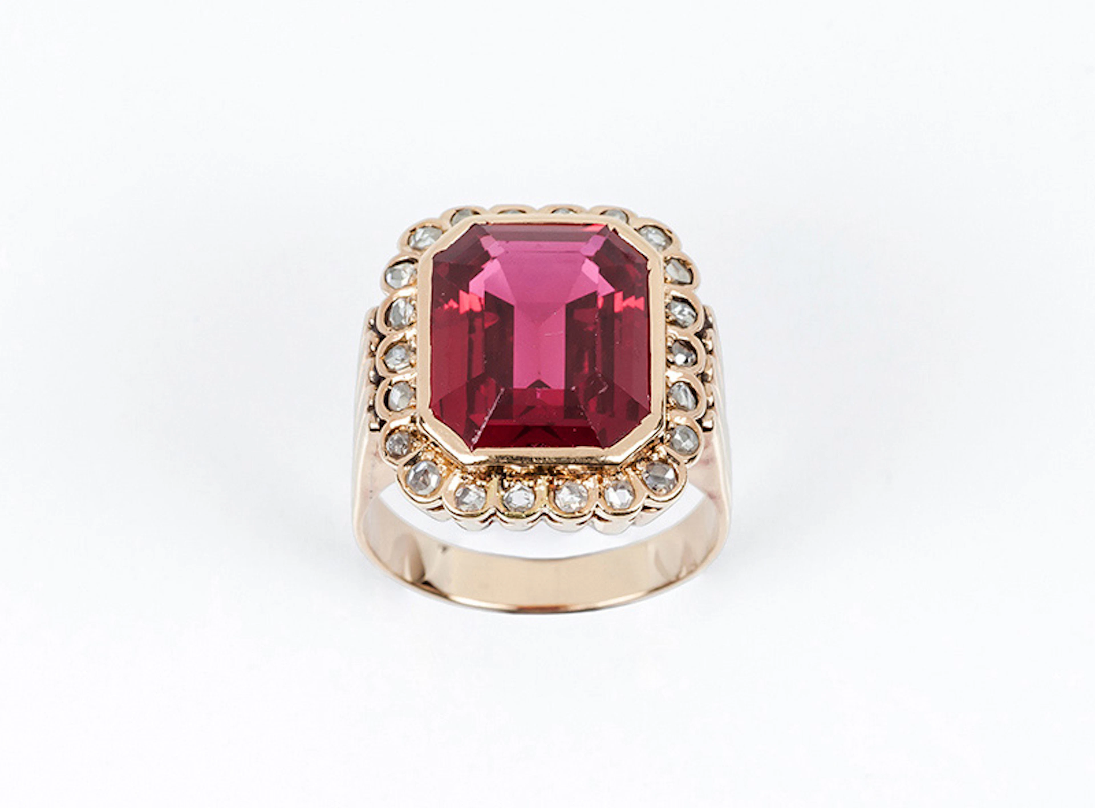 Sortija vintage en sólida montura de oro rosa 18 K con piedra roja