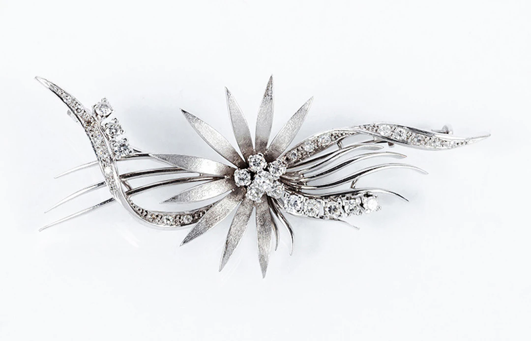 Elegante alfiler vintage en sólida montura de oro blanco 18 K