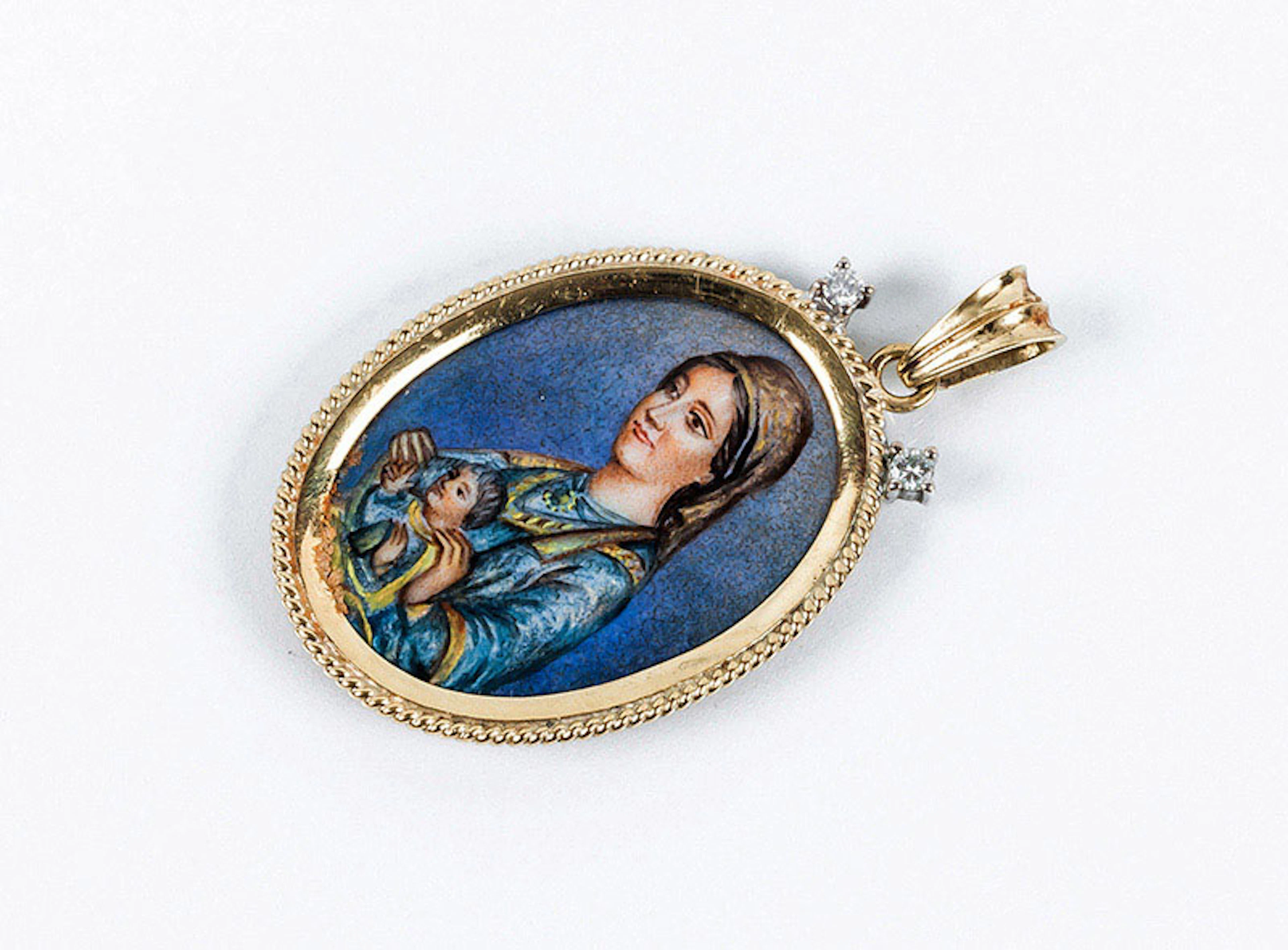 Medalla oval con una bonita miniatura esmaltada de Virgen con Niño