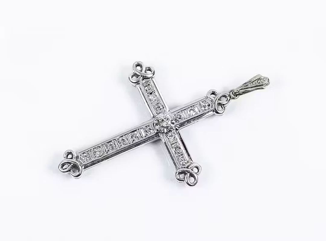 Cruz colgante vintage en oro blanco 18 K