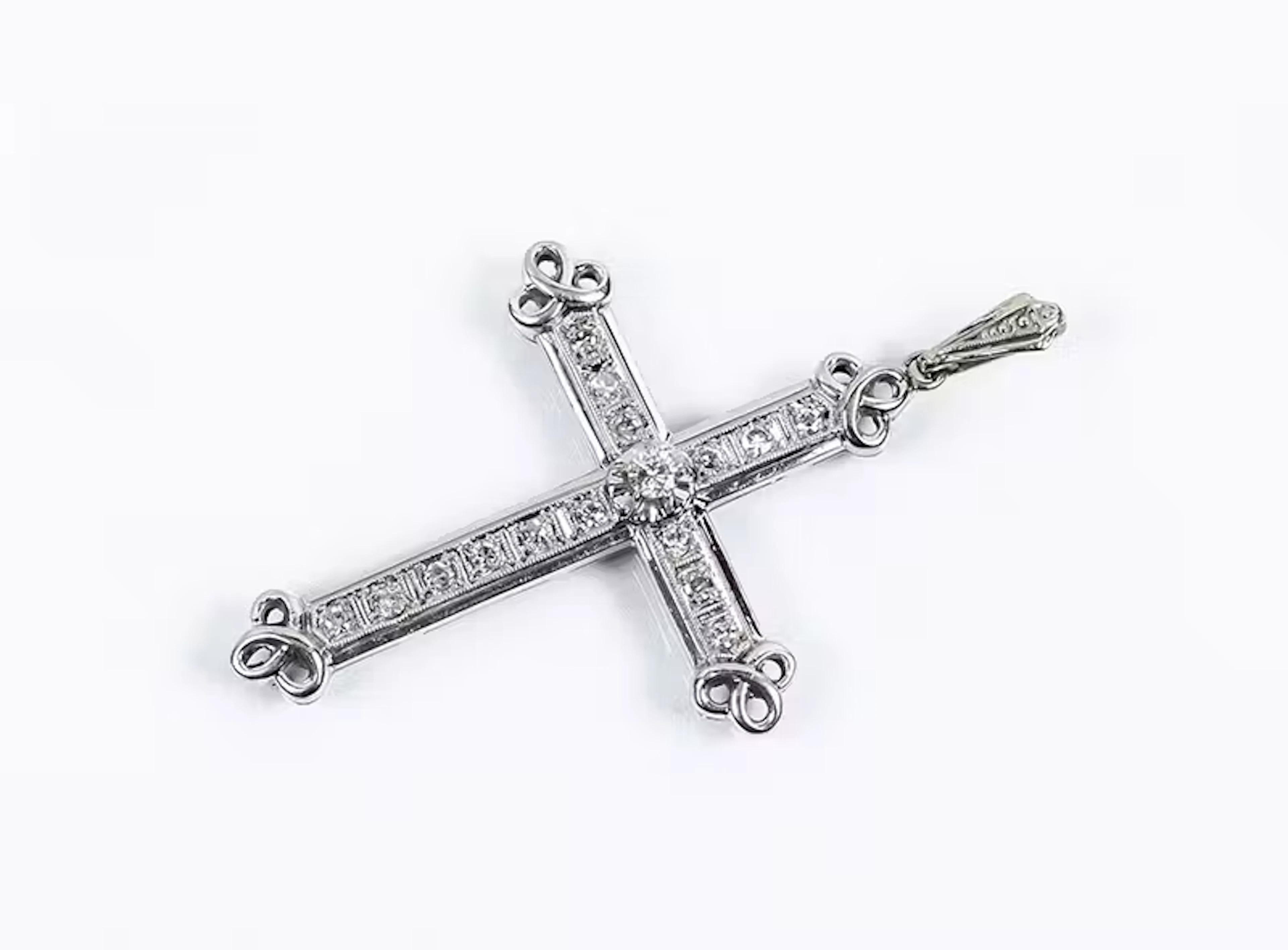 Cruz colgante vintage en oro blanco 18 K