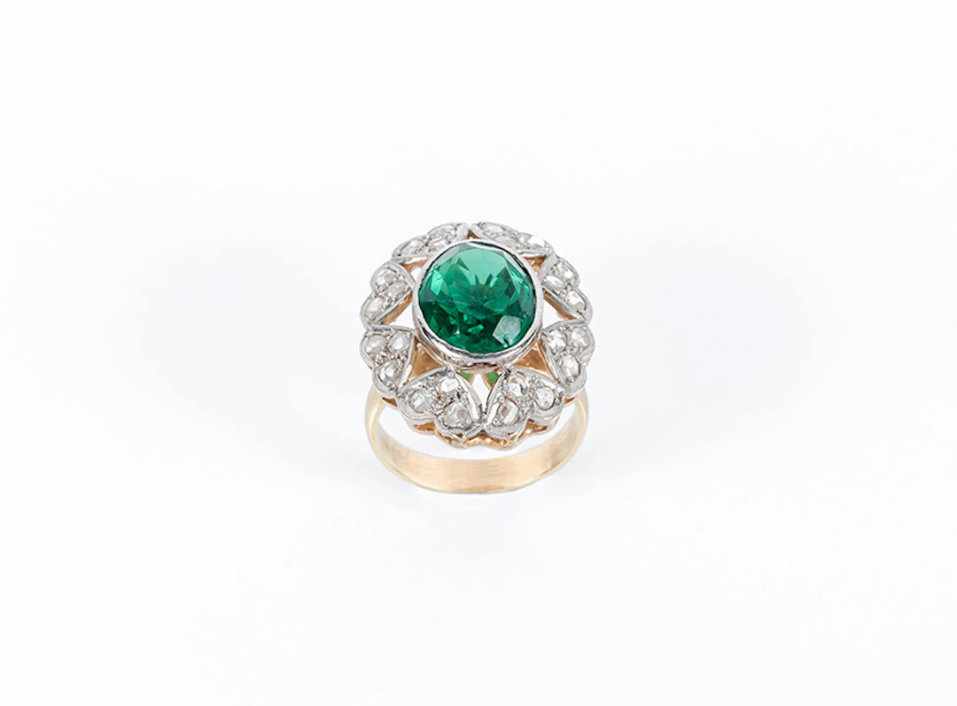 Sortija vintage en montura de oro amarillo 18 K con piedra verde oval