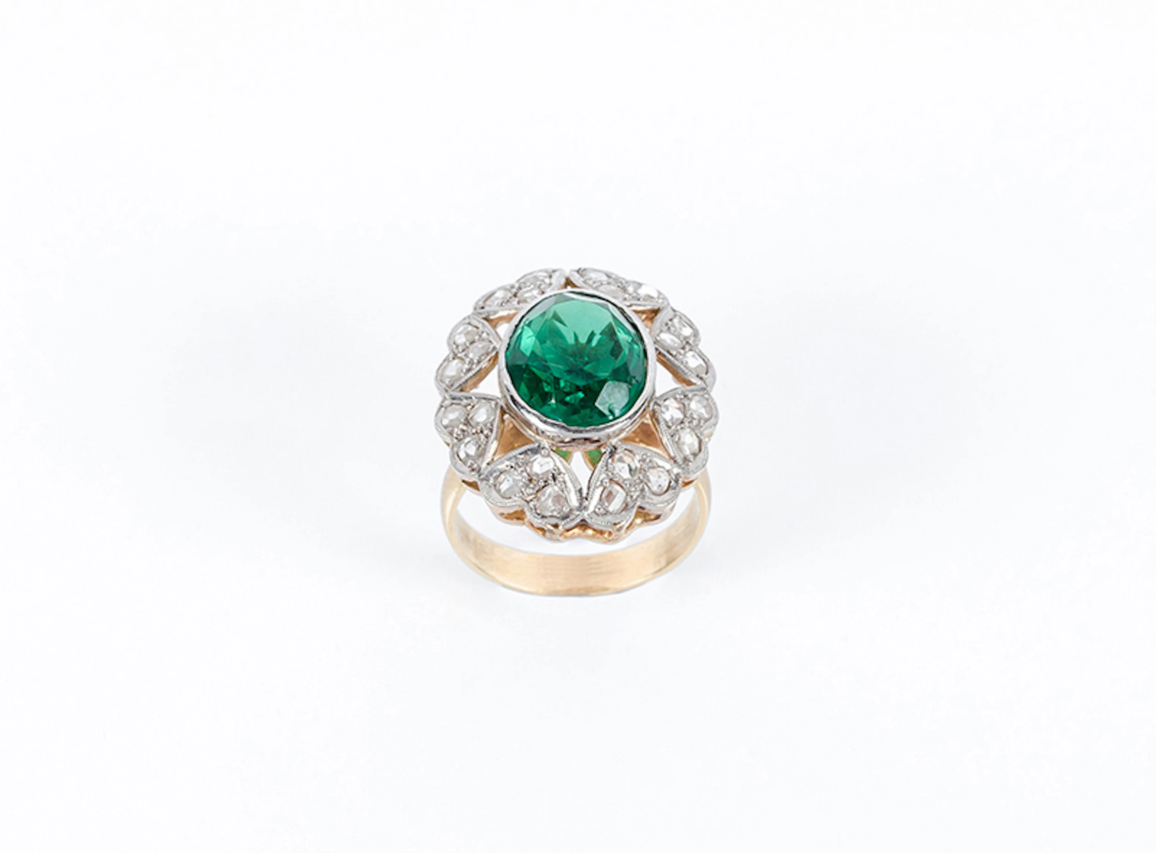 Sortija vintage en montura de oro amarillo 18 K con piedra verde oval