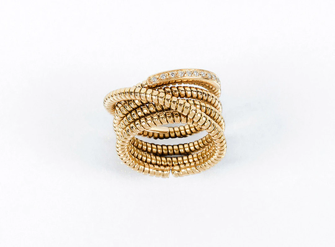 Gran sortija en sólida montura de oro amarillo 18 K...