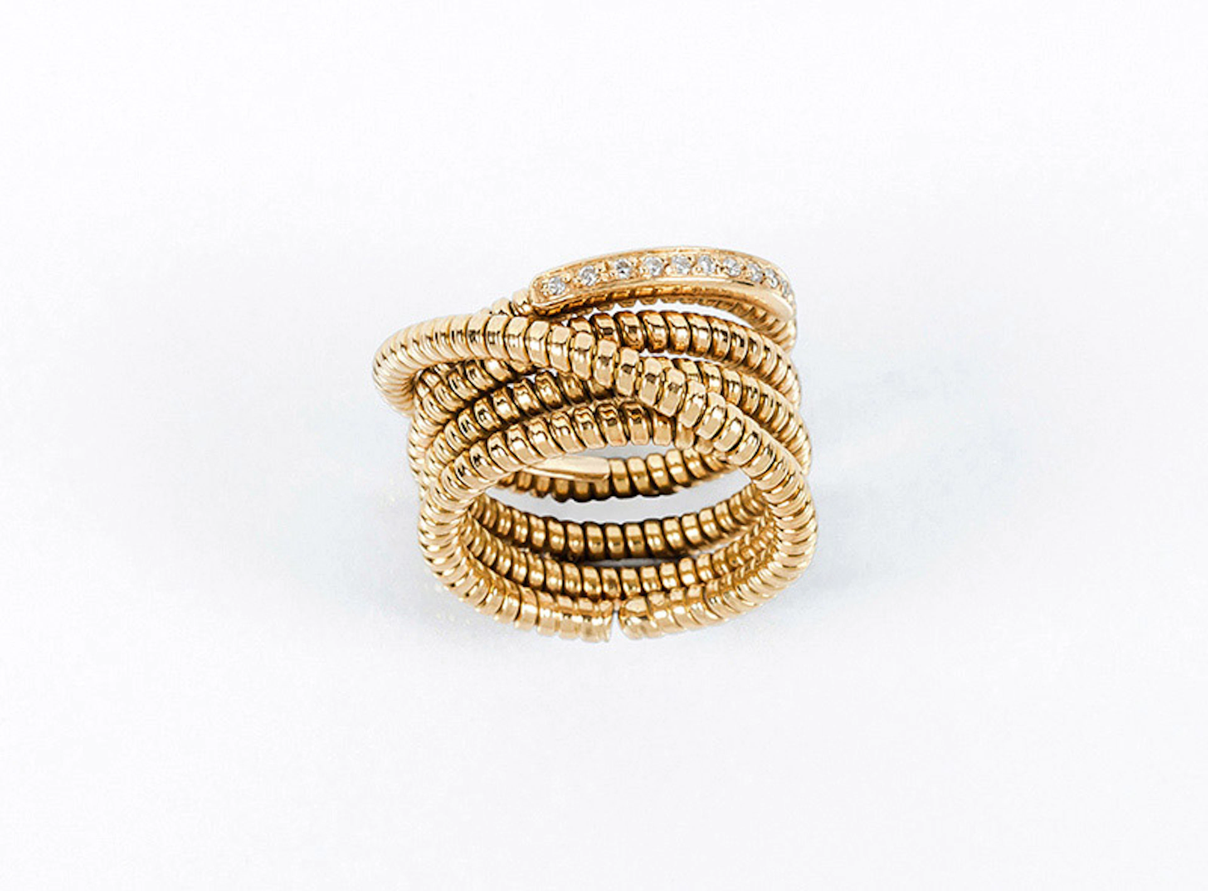 Gran sortija en sólida montura de oro amarillo 18 K...