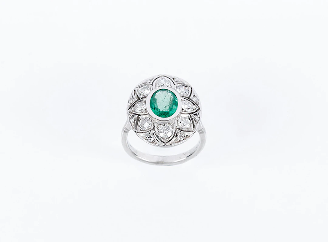 Sortija vintage en sólida montura de oro blanco 18 K con una bonita esmeralda