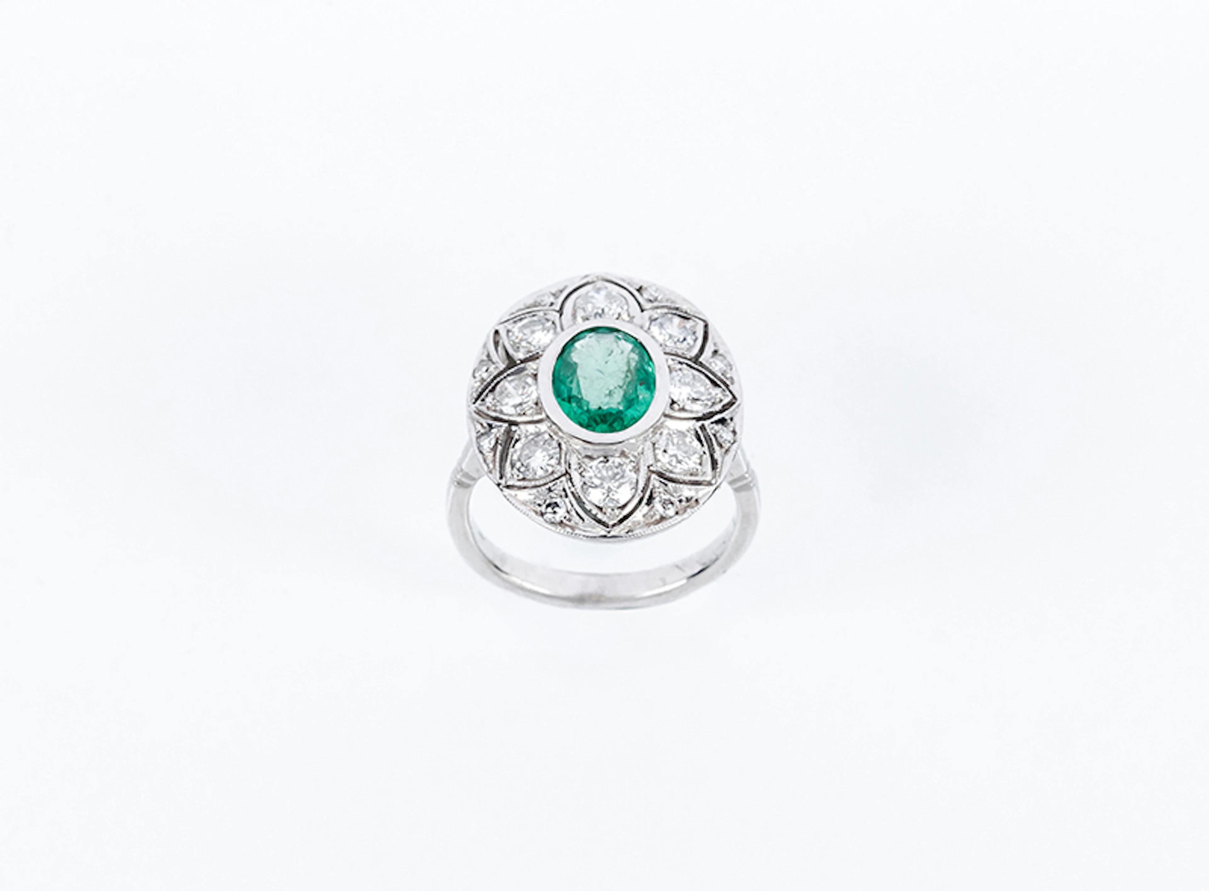 Sortija vintage en sólida montura de oro blanco 18 K con una bonita esmeralda