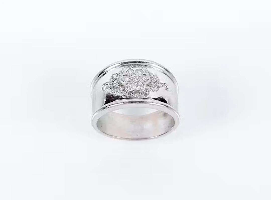 Sortija ancha vintage en montura maciza de oro blanco 18...