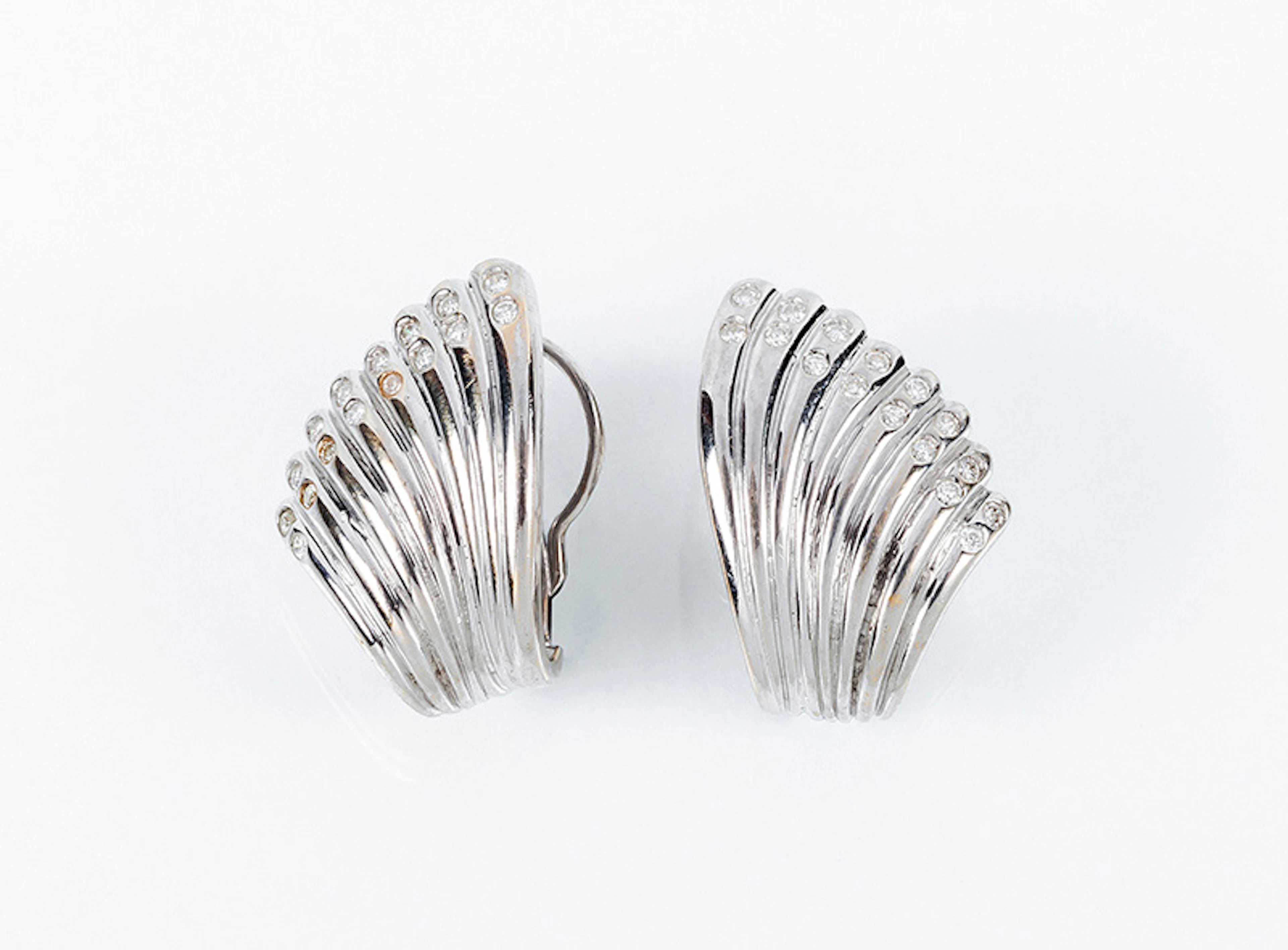 Pendientes de alta joyería en sólida montura de oro blanco 18 K