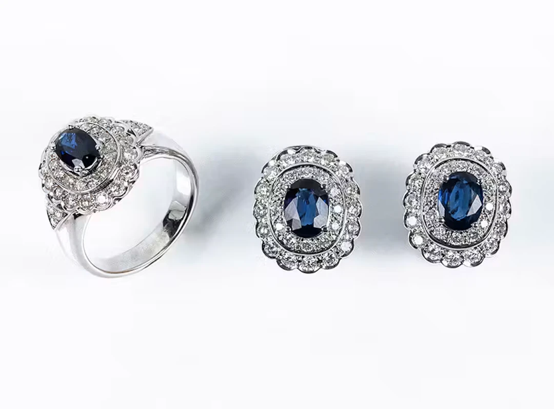 Conjunto de sortija y pendientes en sólida montura de oro blanco 18 K