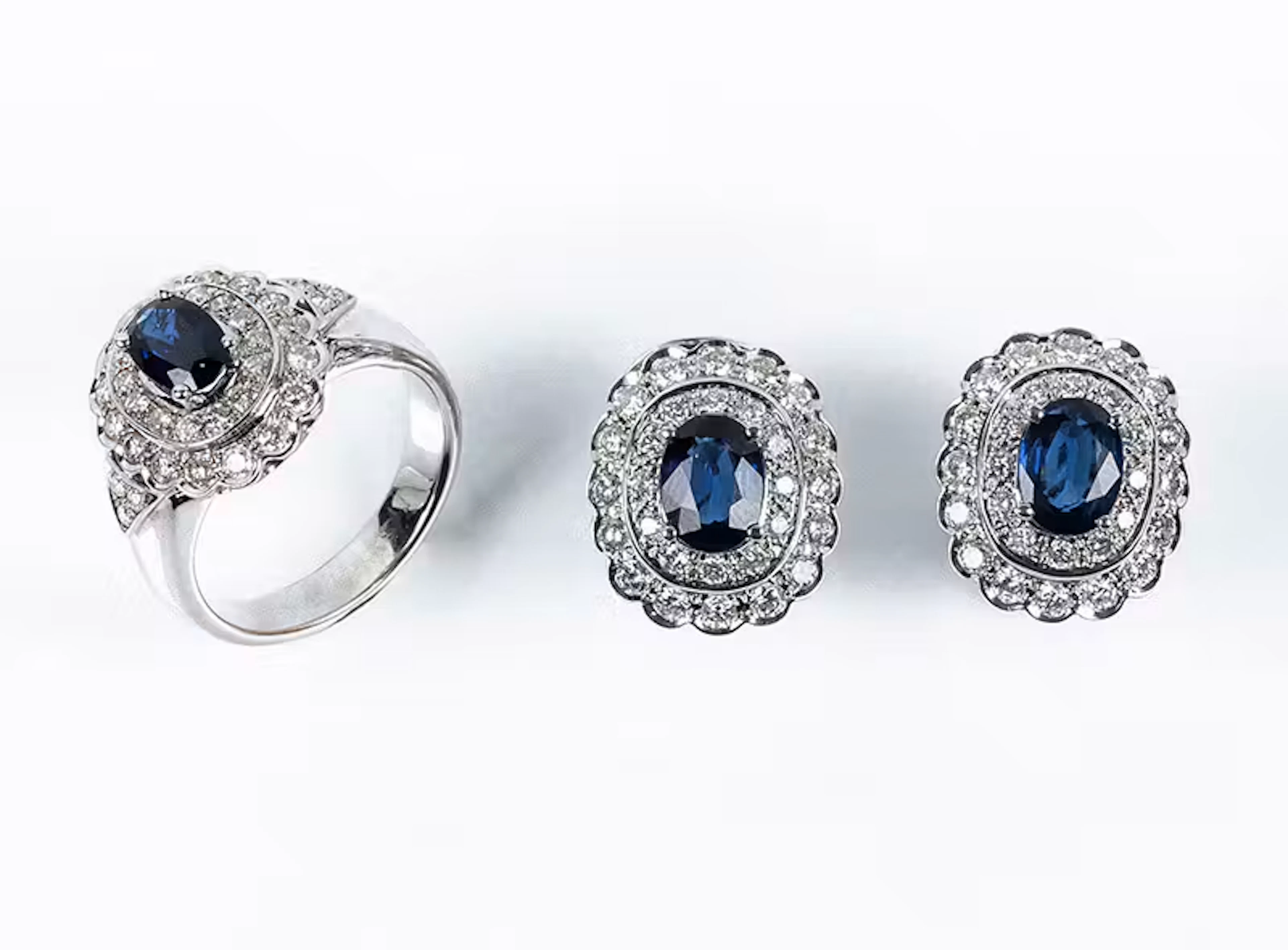 Conjunto de sortija y pendientes en sólida montura de oro blanco 18 K