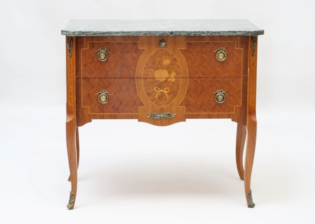 Byrå Louis XVI-stil