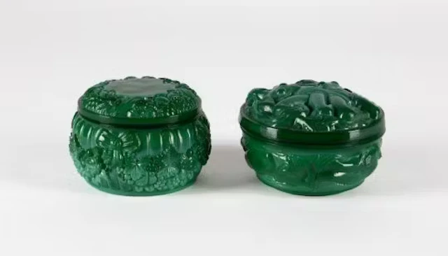 Zwei Jadeglas-Deckeldosen, Curt Schlevogt, Gablonz, um 1935