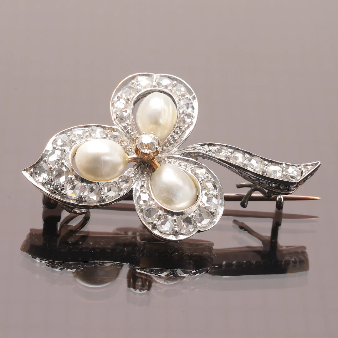 BROSCH/HÄNGE, 18k guld med 32 briljantslipade diamanter.