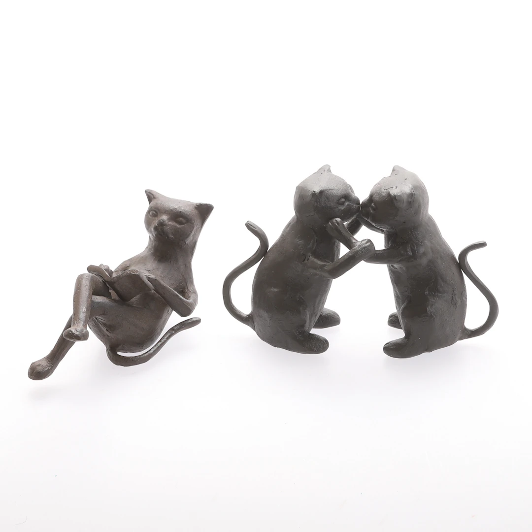 SKULPTURER, 2 stycken, katter, gjutjärn, samtida.