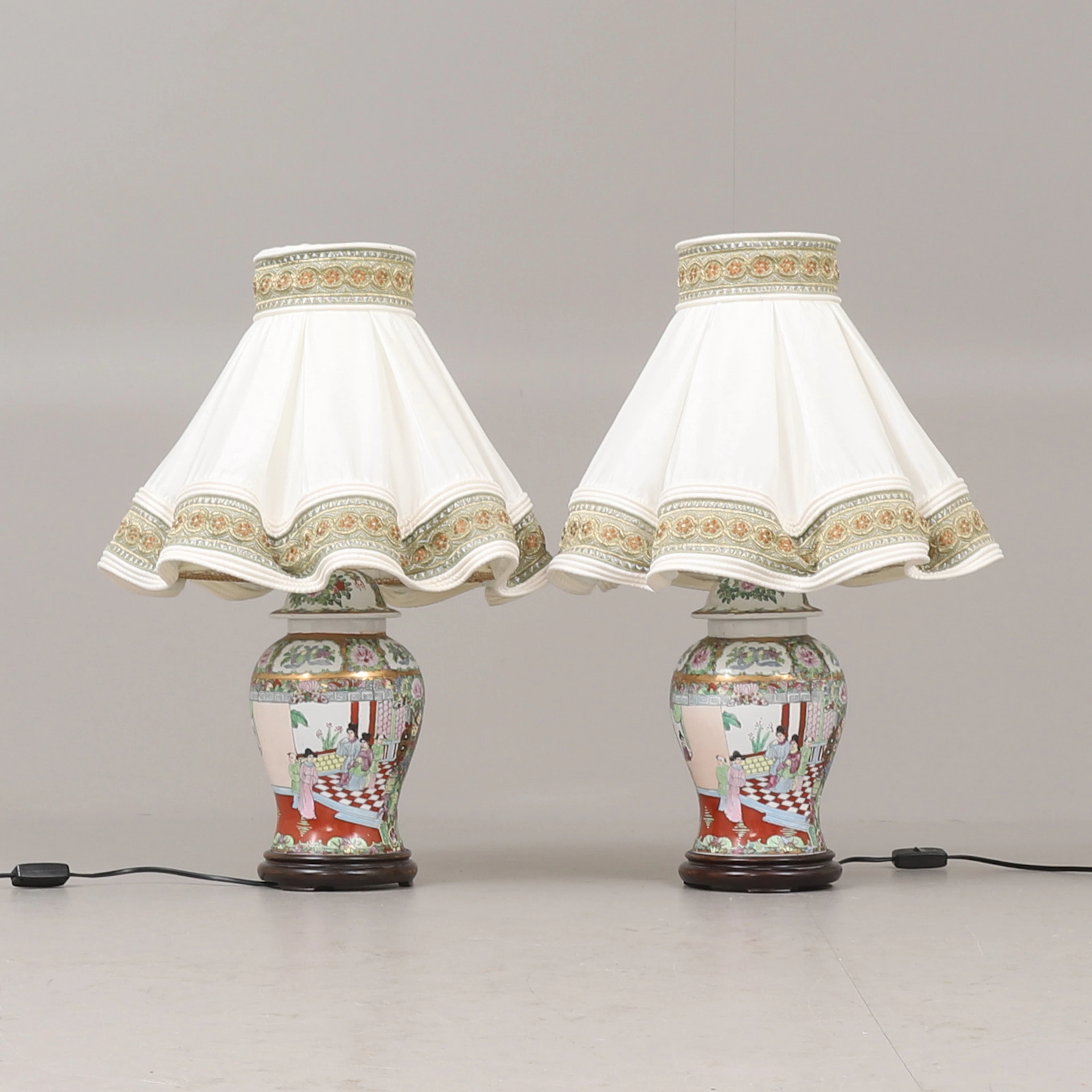 BORDSLAMPOR, 2 stycken, porslin, Kina, 1900/2000-tal.