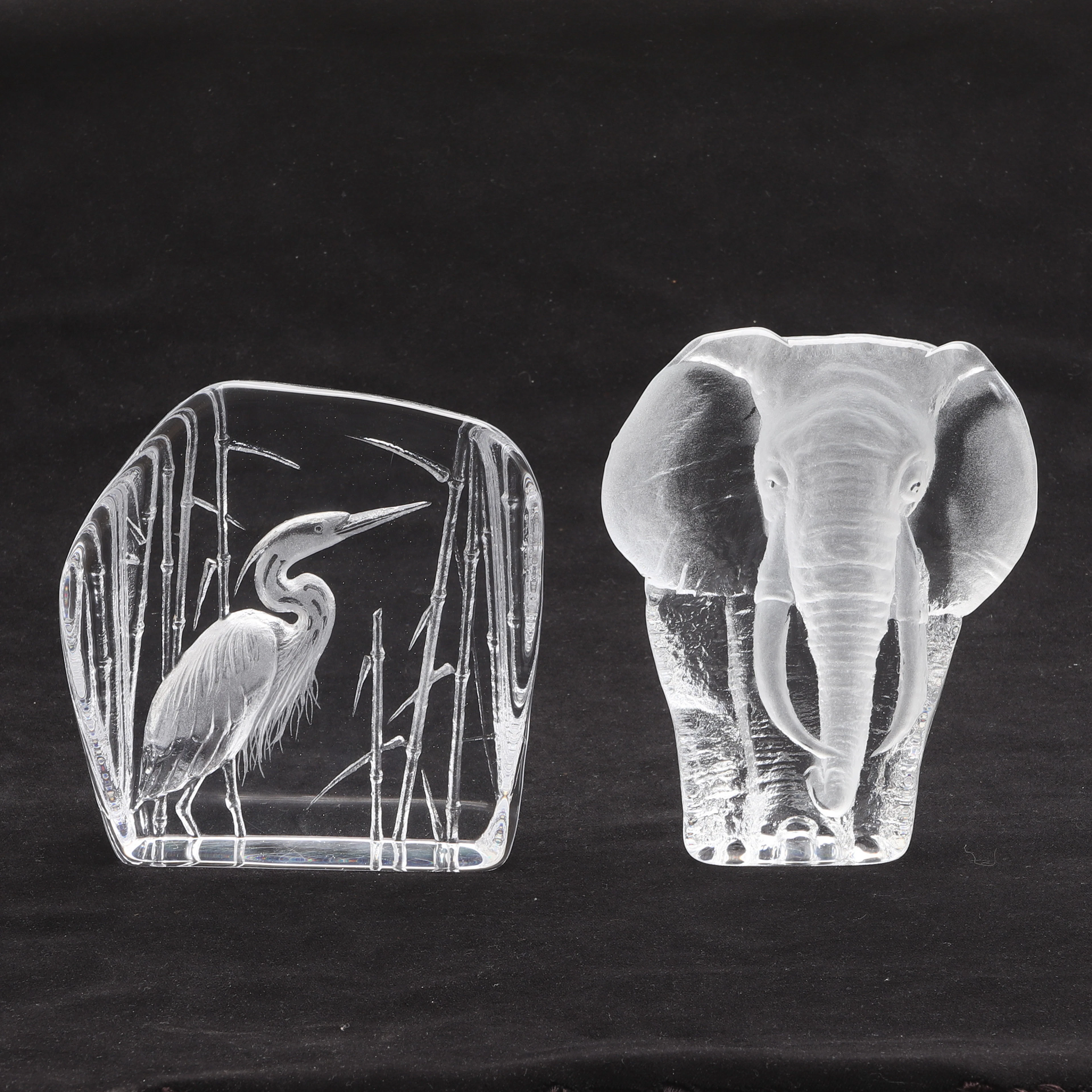MATS JONASSON. Skulpturer, 2 stycken, glas, signerade.