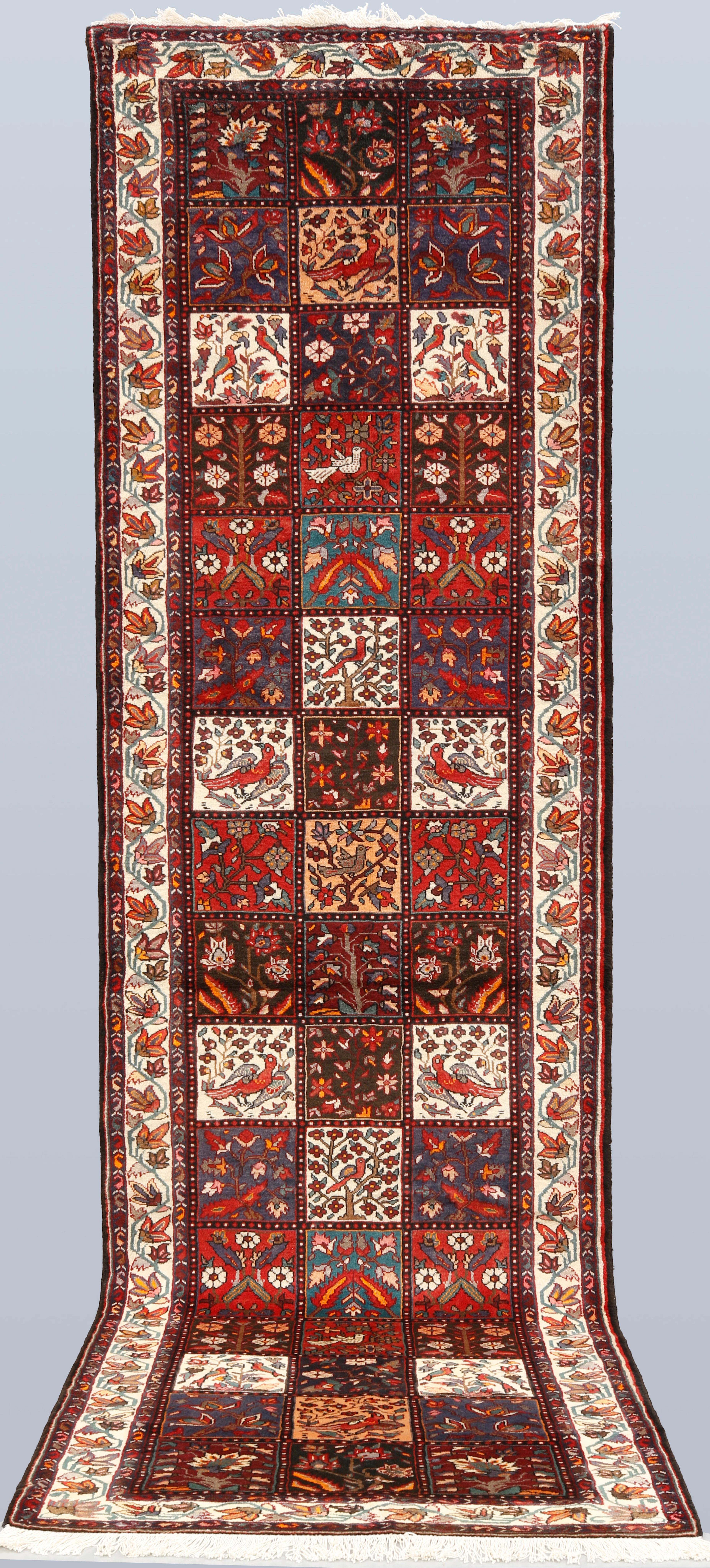 MATTA, gallerimodell, figural Baktiari, cirka 400 x 115 cm.