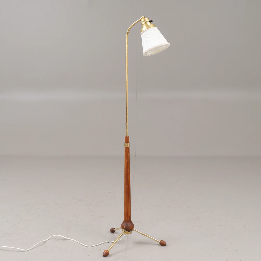 HANS BERGSTRÖM. Golvlampa, teak, mässing modell 547, Ateljé Lyktan