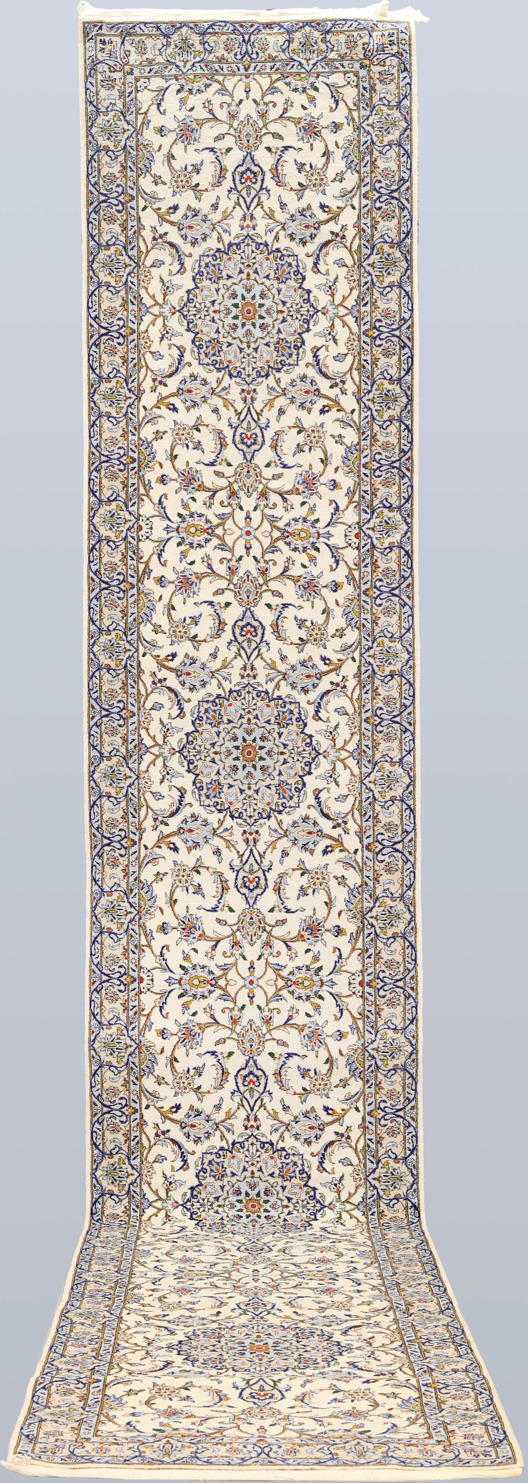 MATTA, gallerimodell, Keshan fine, cirka 586 x 103 cm.