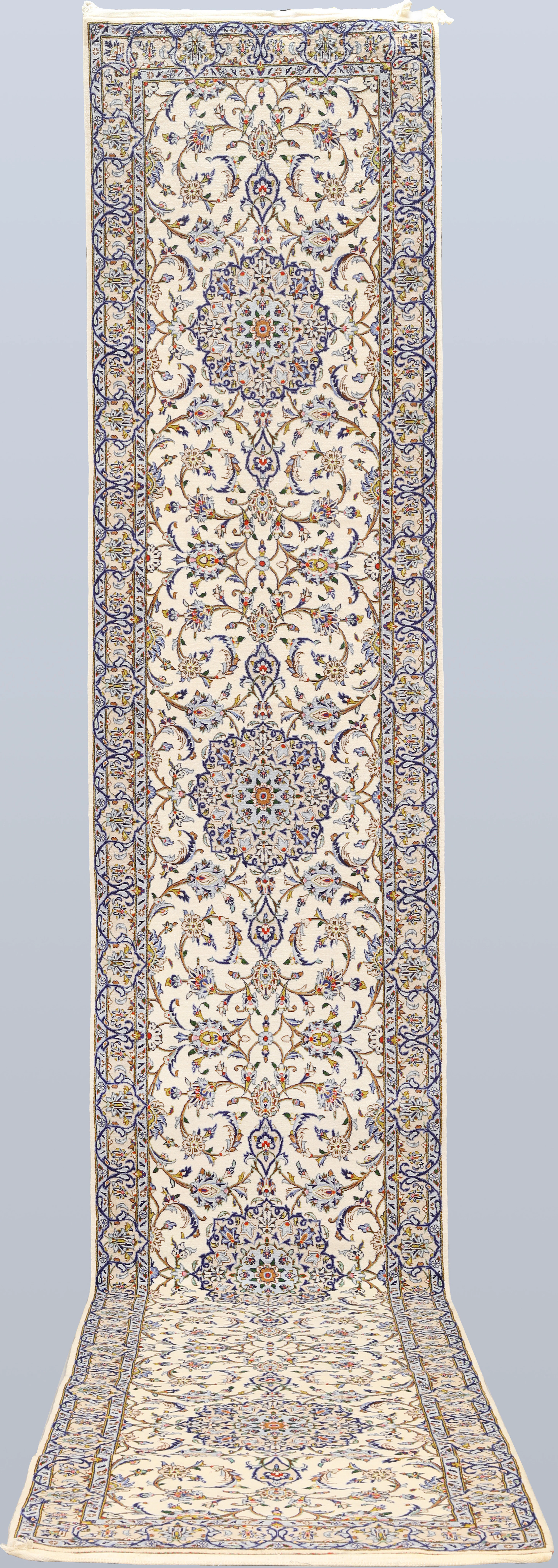 MATTA, gallerimodell, Keshan fine, cirka 586 x 103 cm.