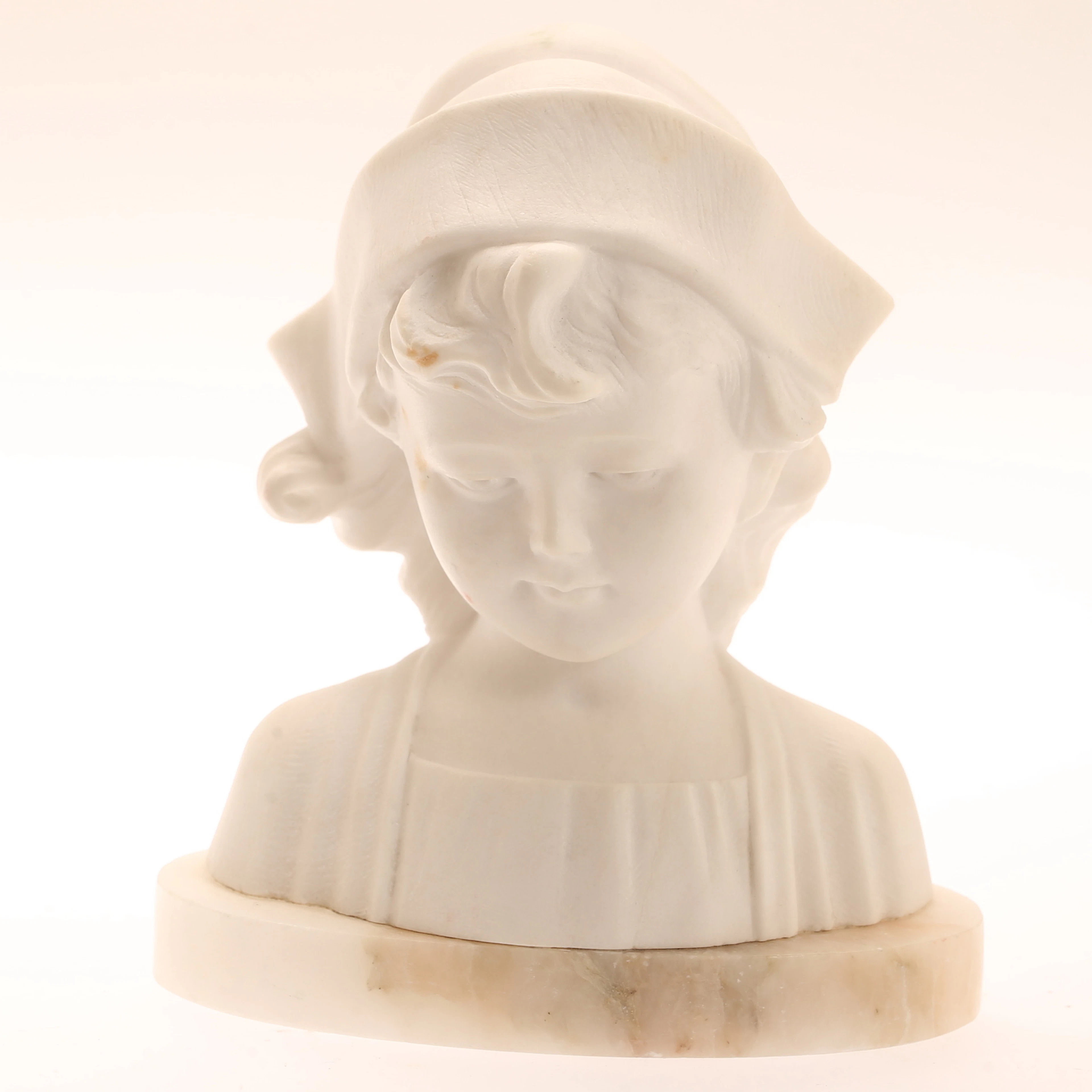 FIGURIN/SKULPTUR, alabaster, placketmärkt B & W, och signerad, 1900-tal.