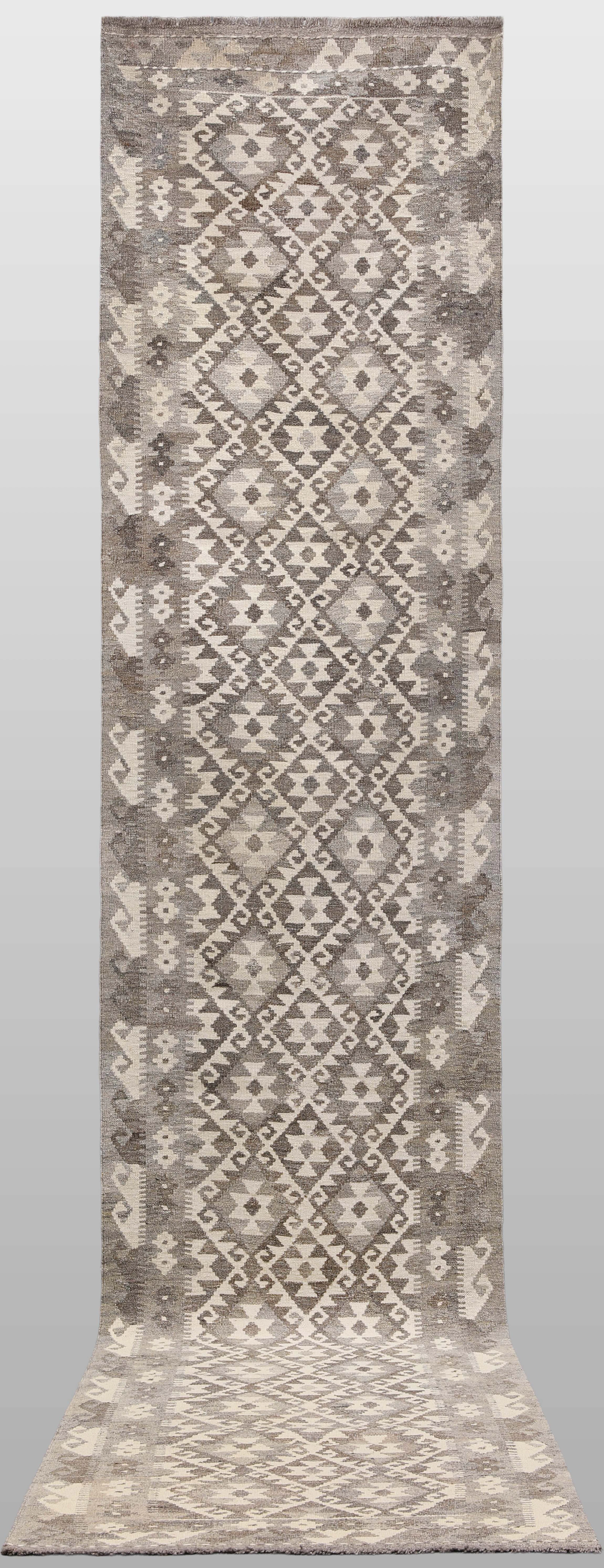 MATTA, Kelim, gallerimodell, cirka 392 x 82 cm.