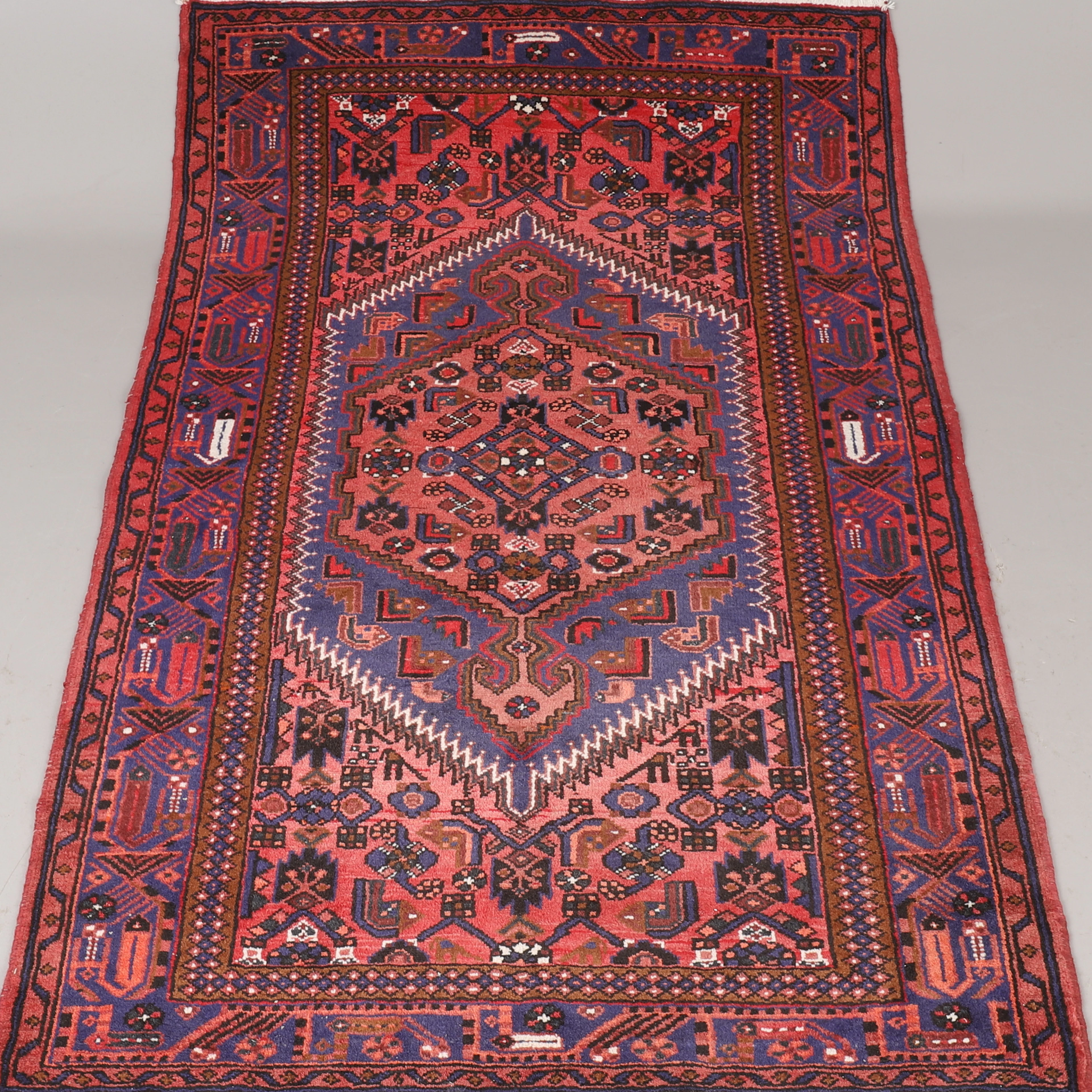 MATTA, orientalisk, cirka 220 x 140 cm.