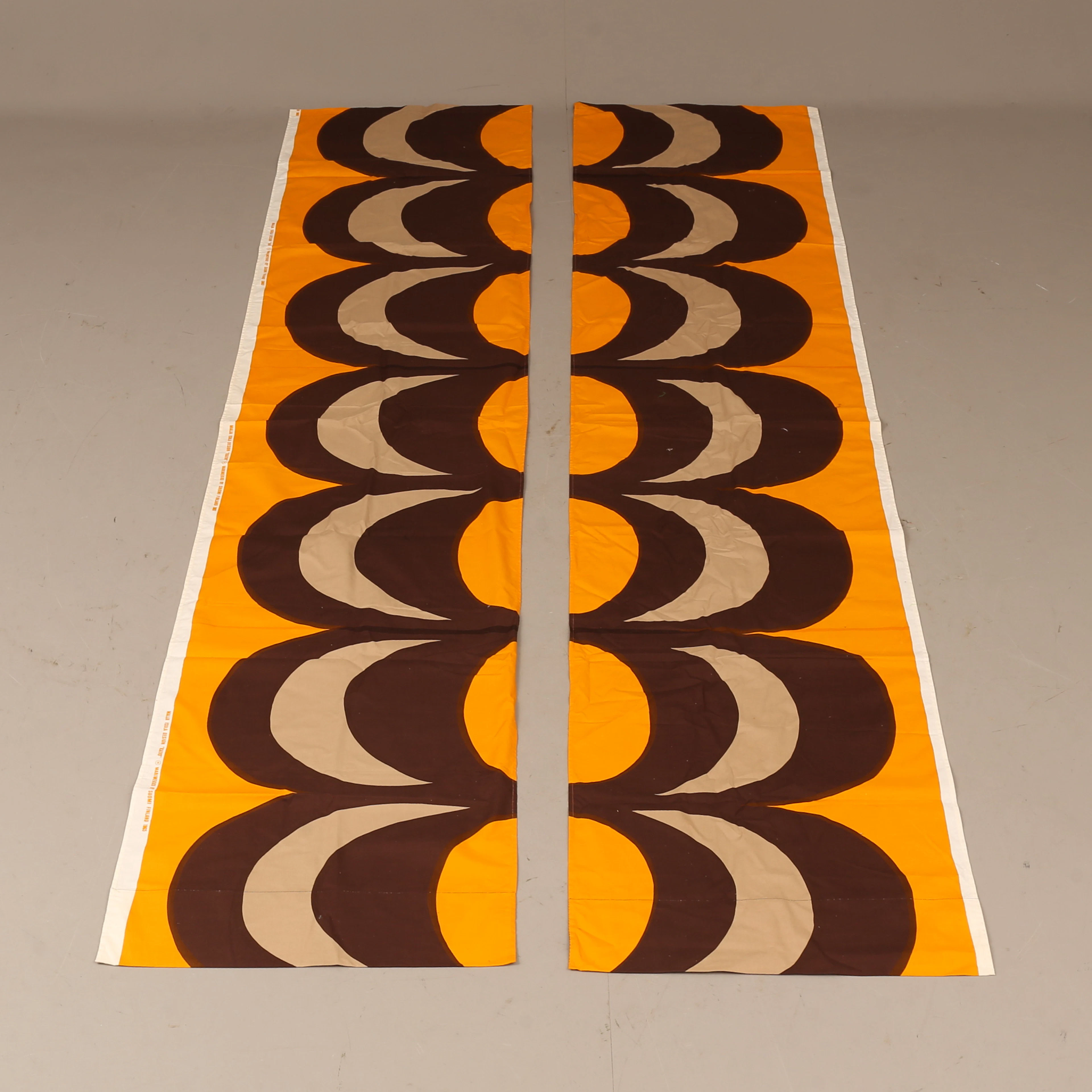 MAIJA ISOLA, 2 stycken gardiner, "Kaivo", Marimekko, Finland.