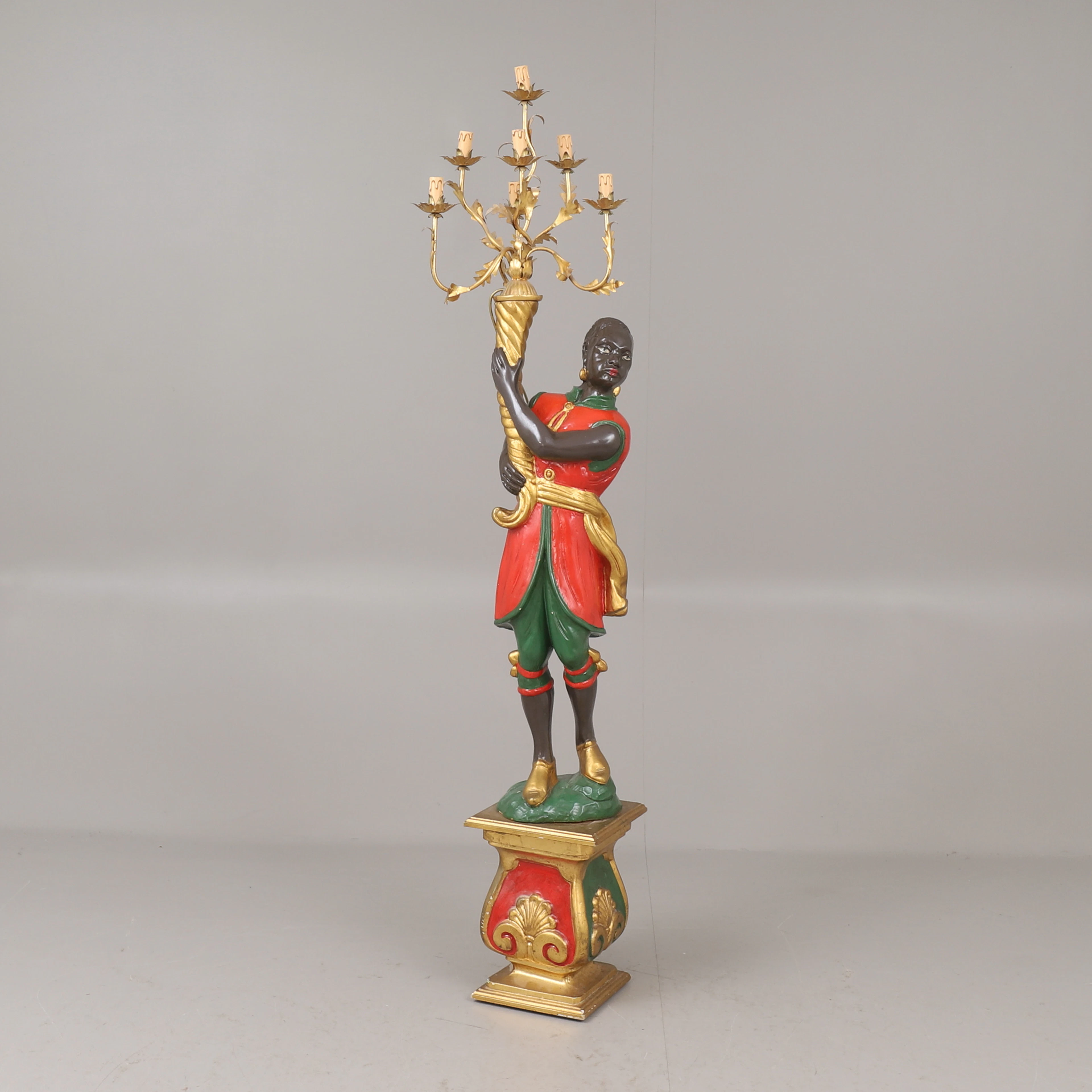 SKULPTUR/GOLVLAMPA, trä, Italien, 1900-tal.