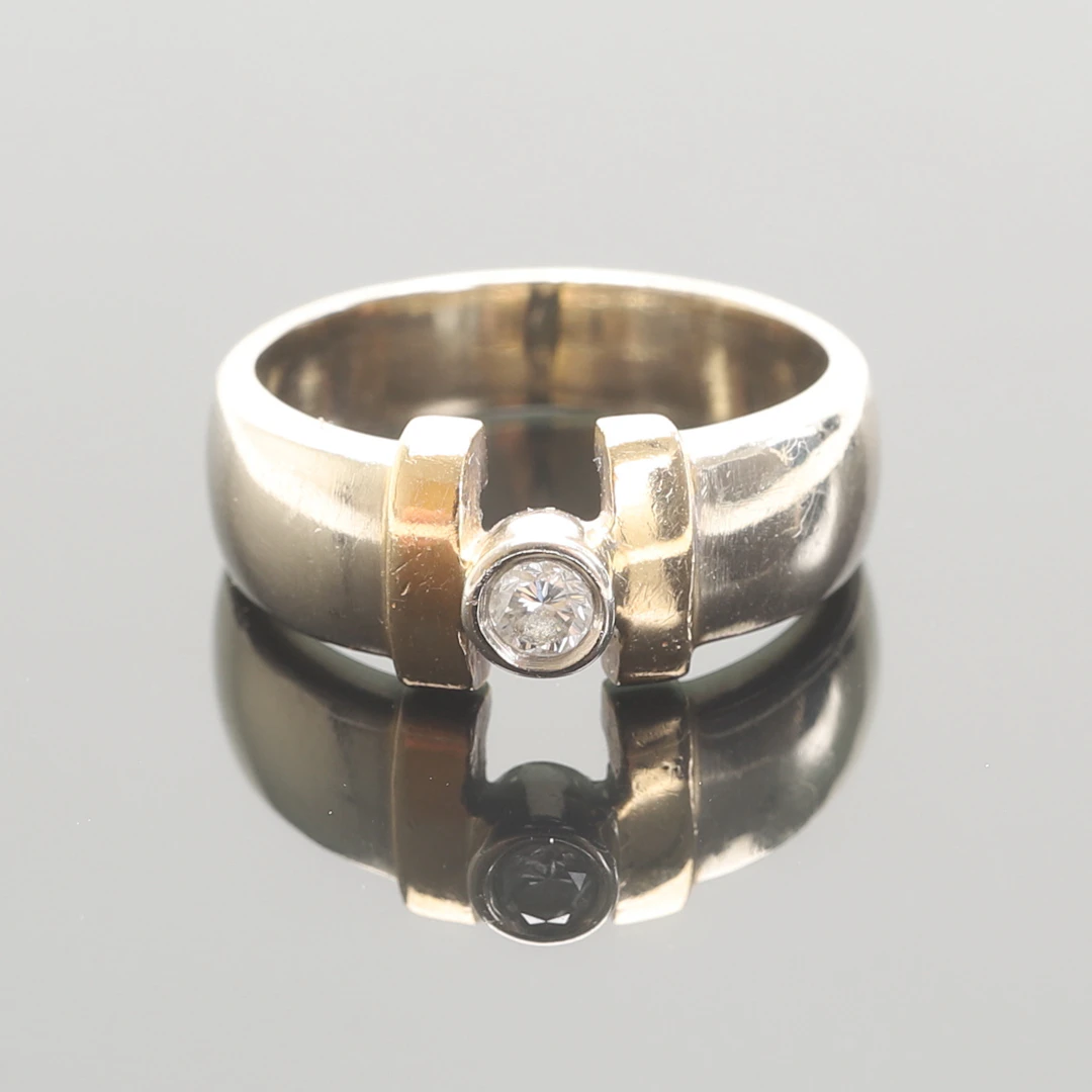 RING, 18 k guld med briljantslipad diamant.