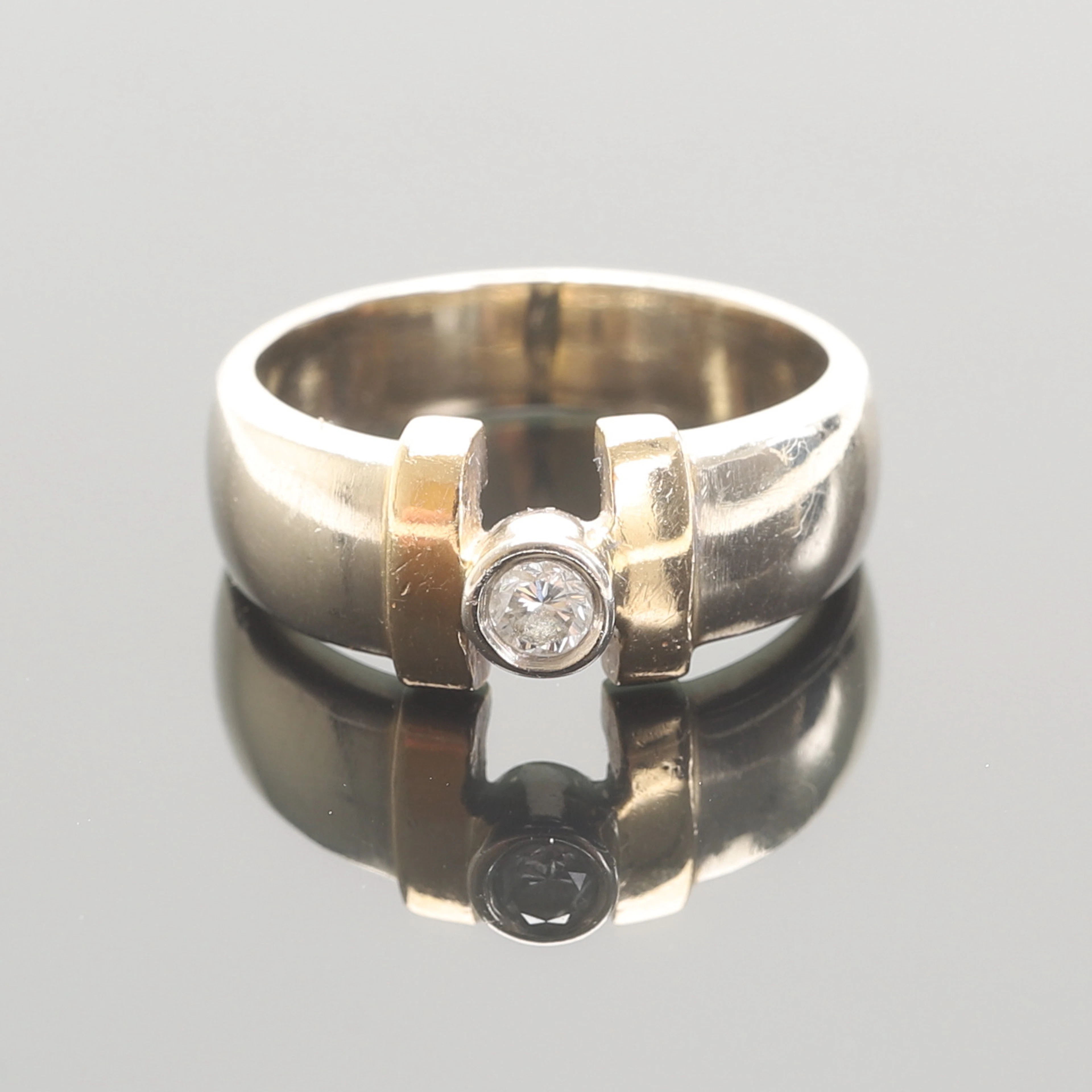 RING, 18 k guld med briljantslipad diamant.