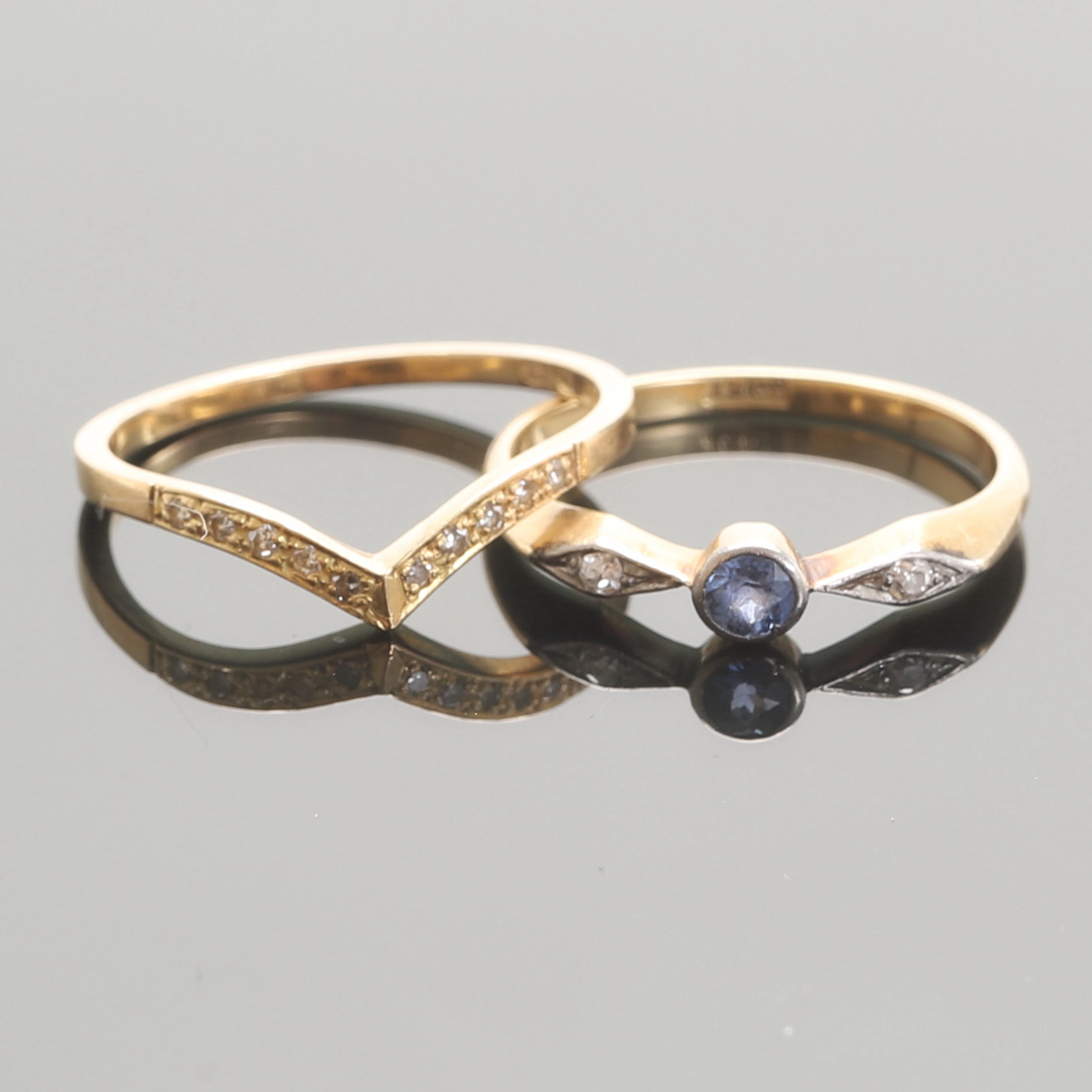 RINGAR, 2 stycken, 18 k guld med små diamanter.