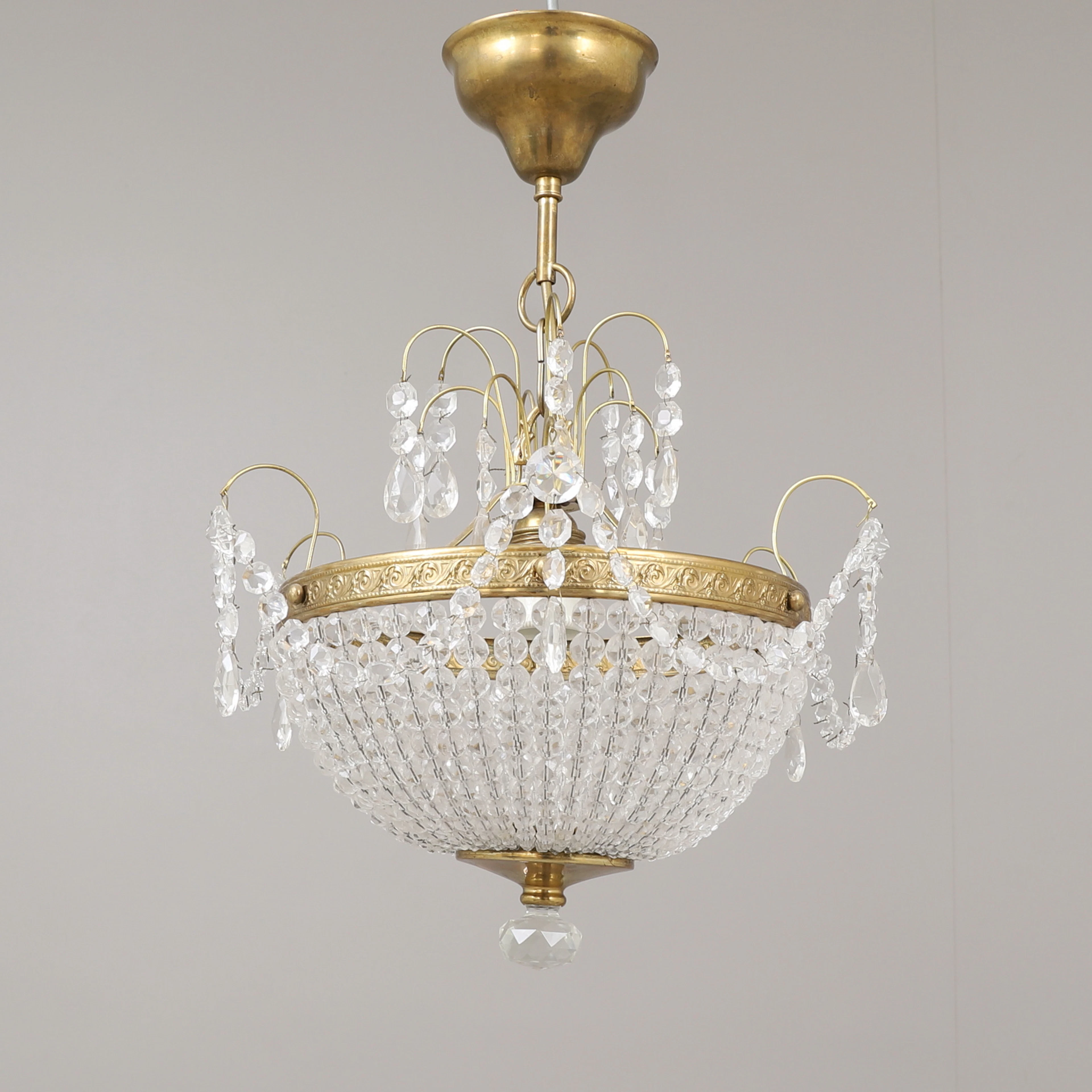TAKLAMPA, mässing med prismor, 1900-talets första hälft.