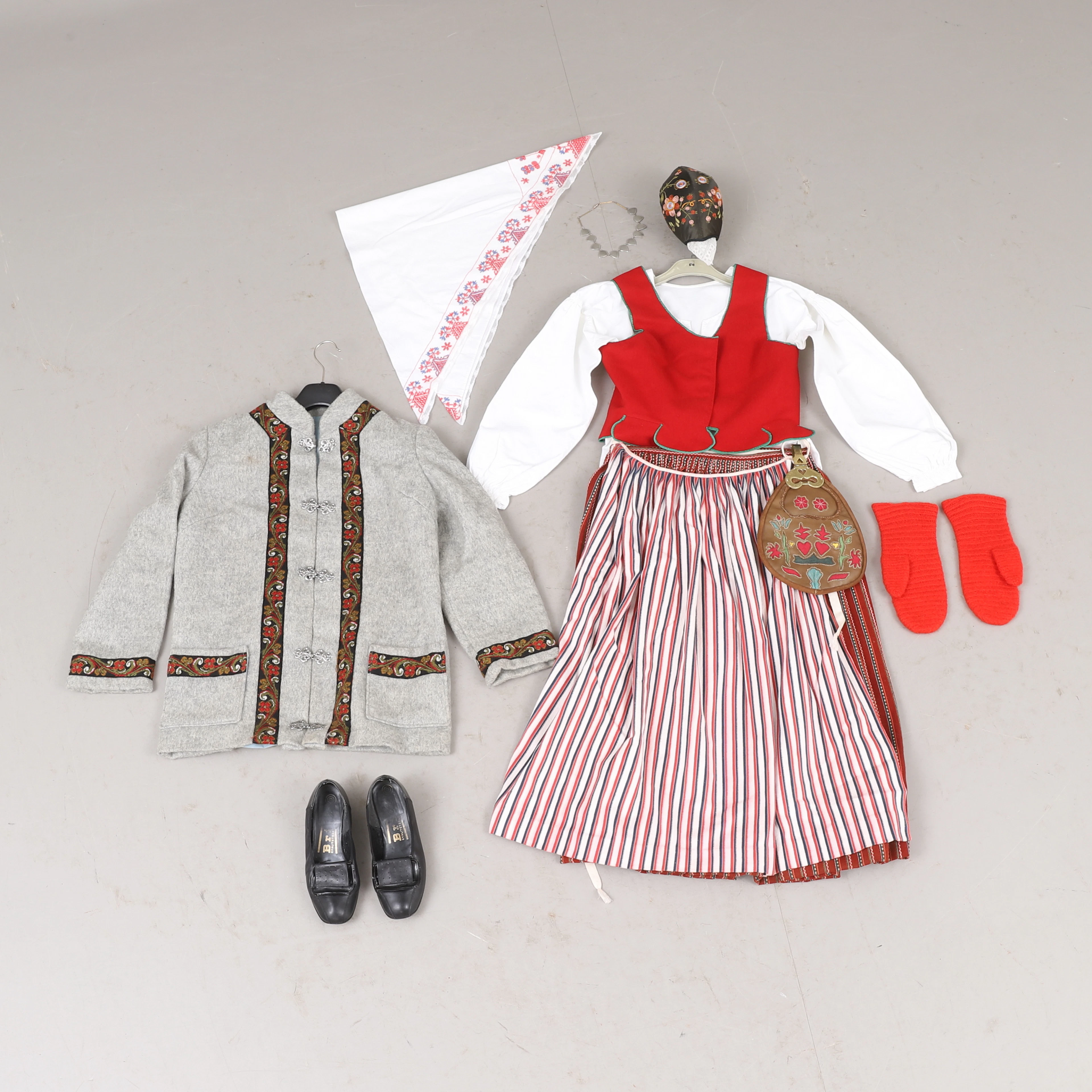 FOLKDRÄKT, 11 delar, Skedevi, Östegötland.