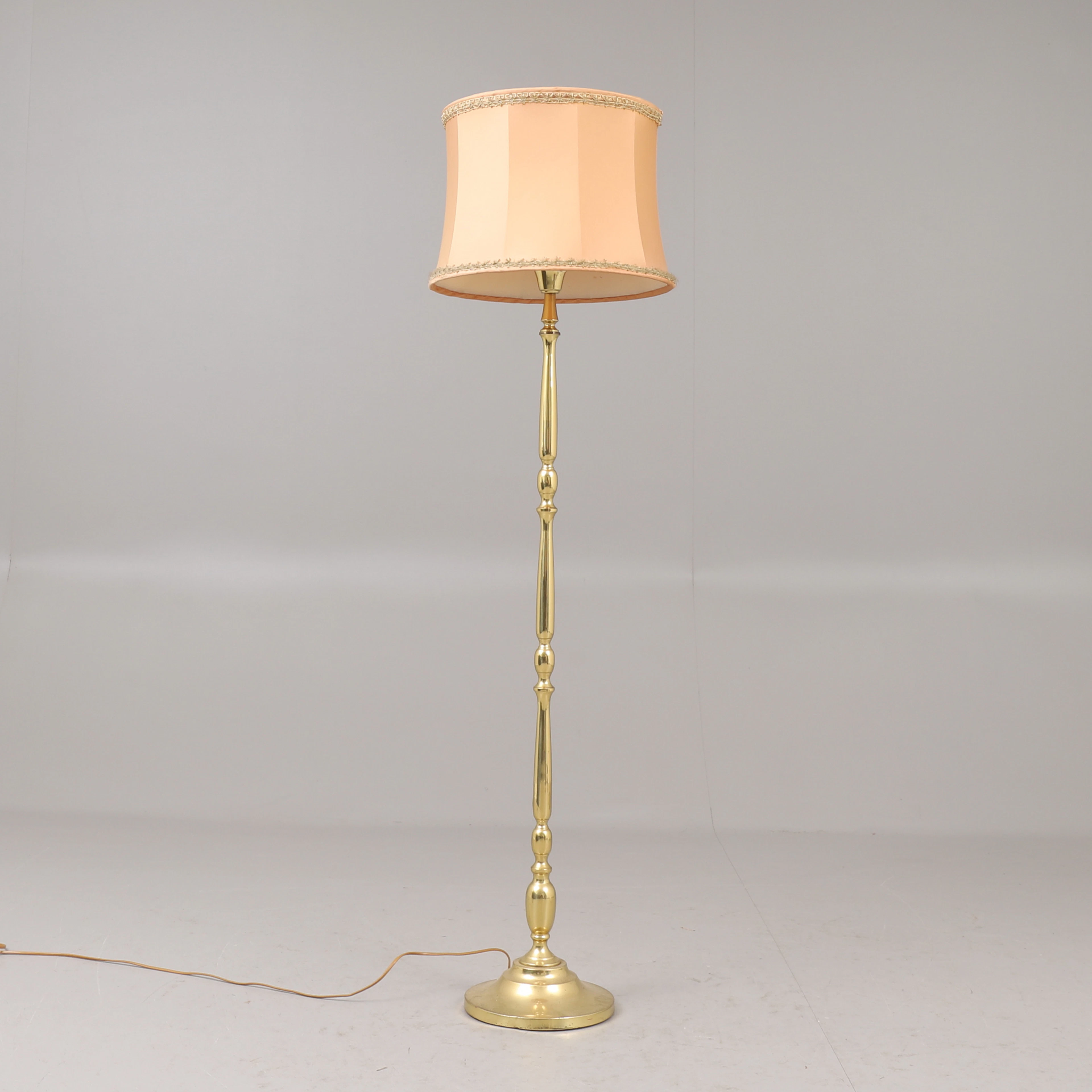 GOLVLAMPA, mässing, 1900-talets andra hälft.