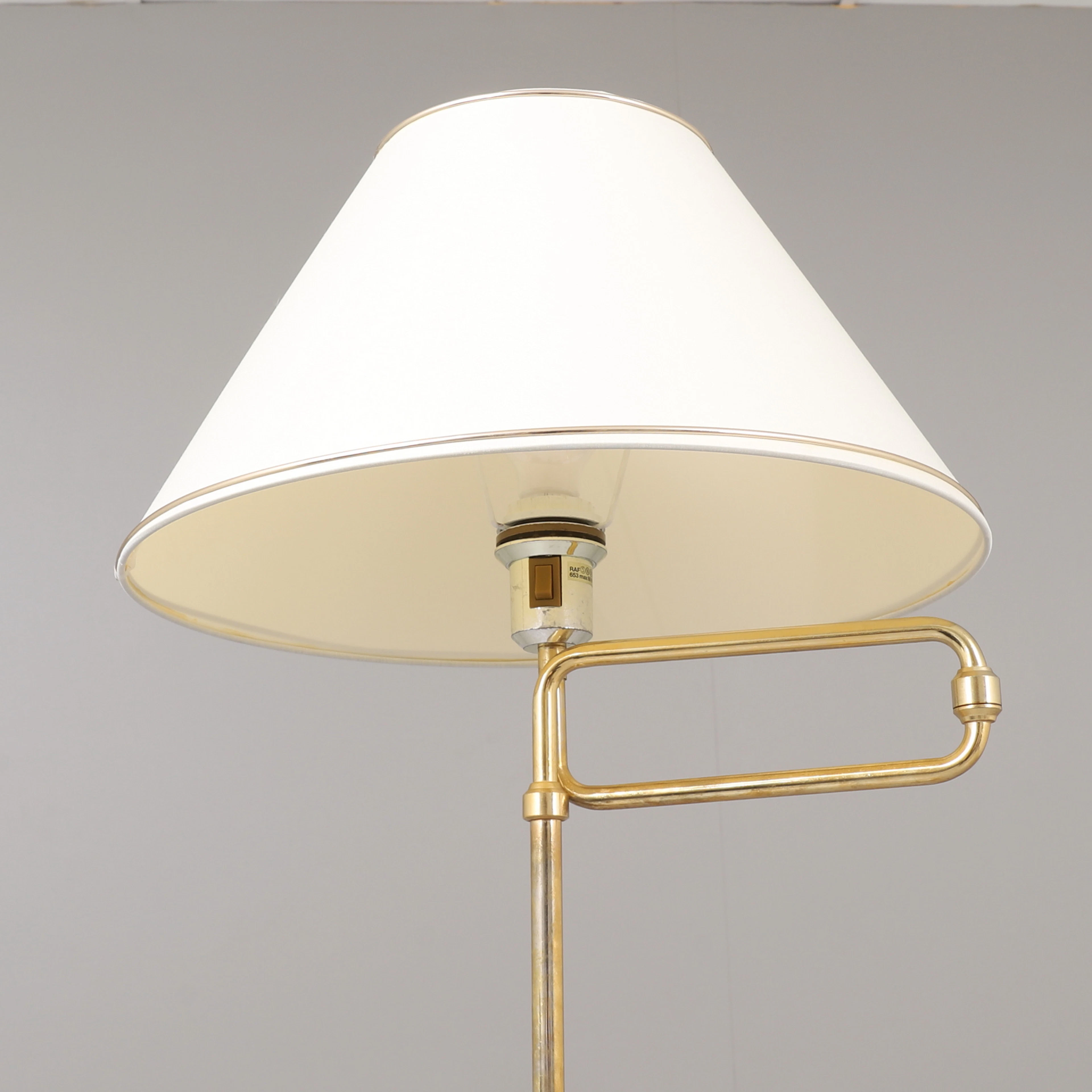 GOLVLAMPA, mässing, RAF, 1900-talets andra hälft.
