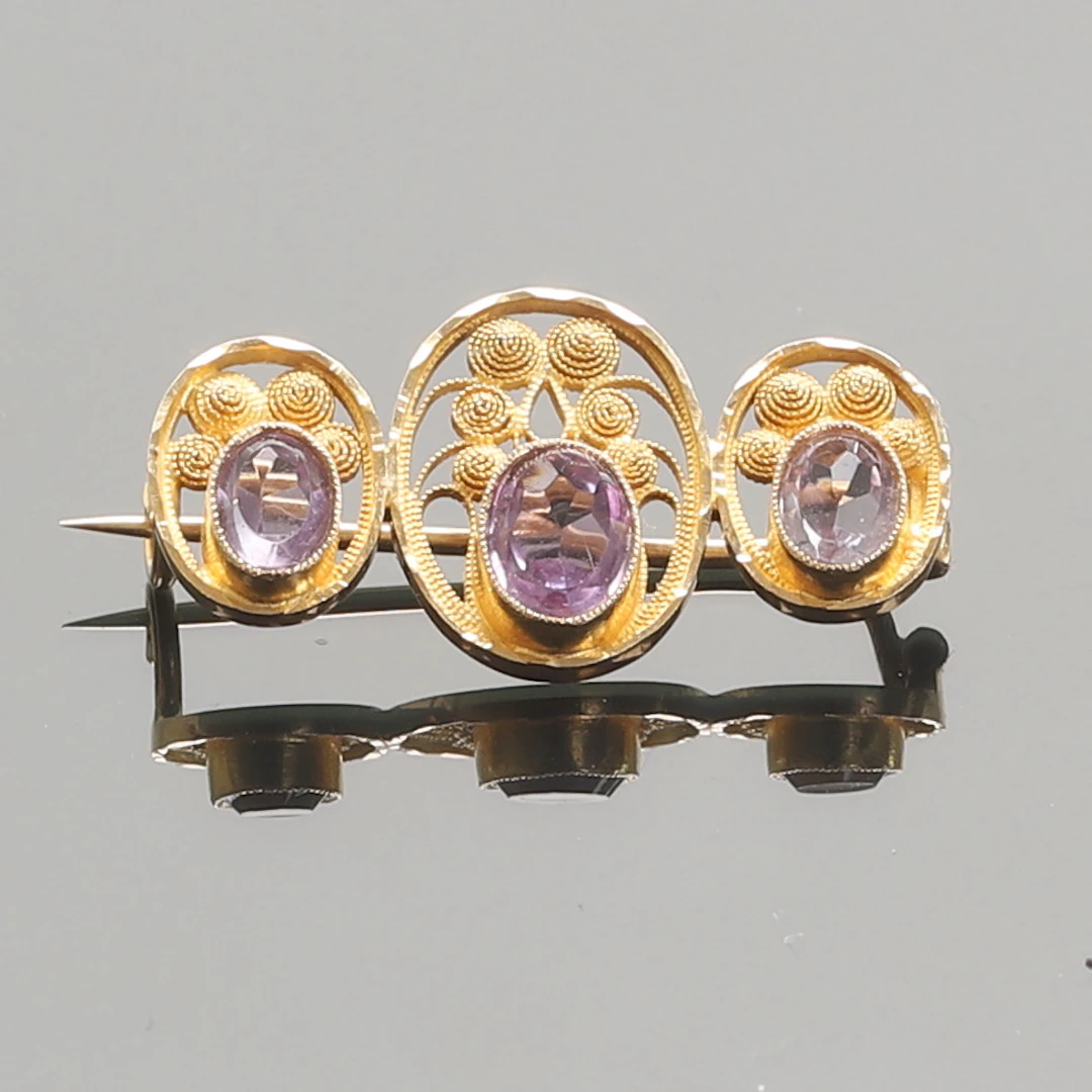 BROSCH med ametister, 18 k guld.
