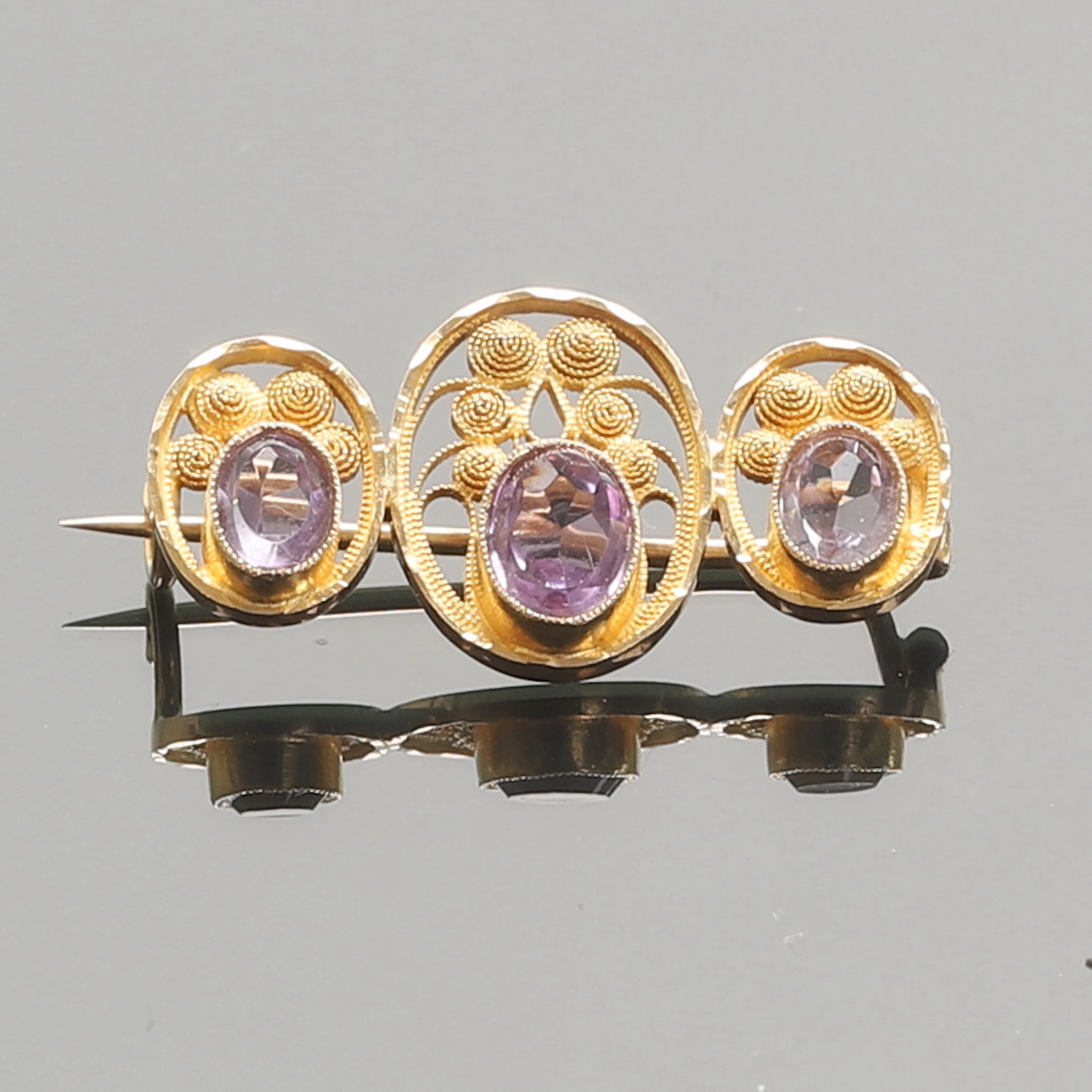 BROSCH med ametister, 18 k guld.