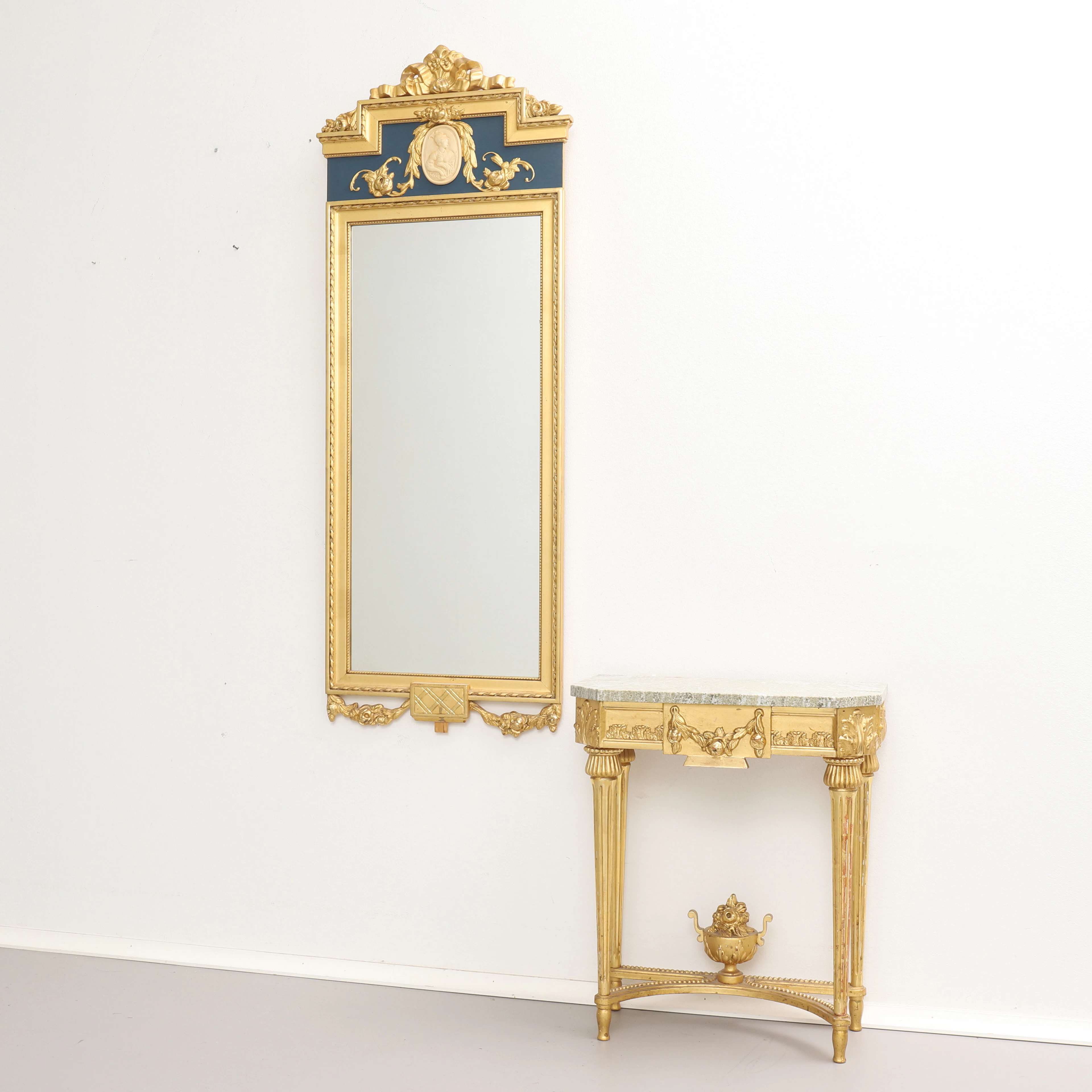 SPEGEL MED KONSOLBORD, gustaviansk stil, 1900-tal.