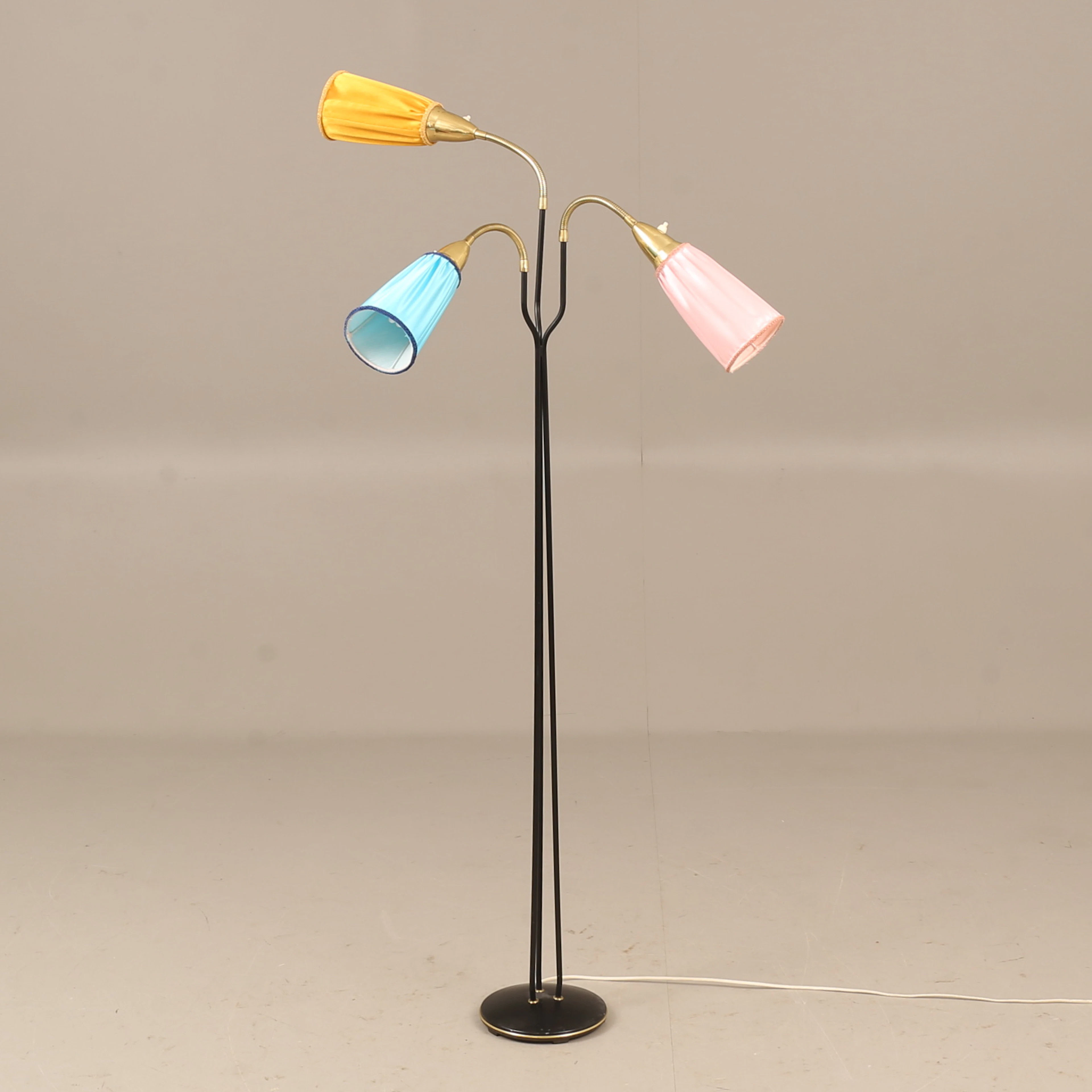GOLVLAMPA, 3-armad, metall, 1950-tal.
