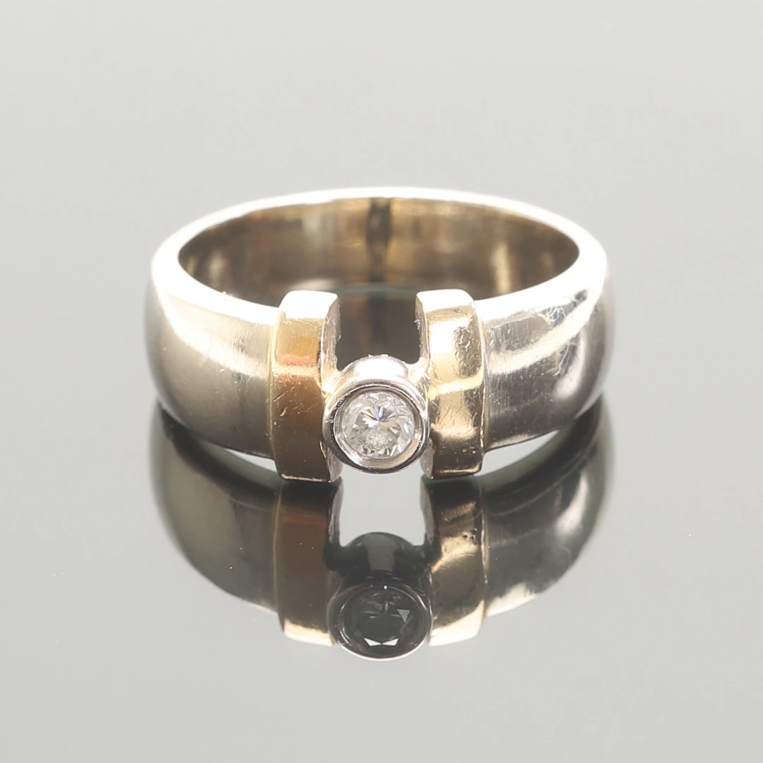 RING, 18 k guld med briljantslipad diamant.