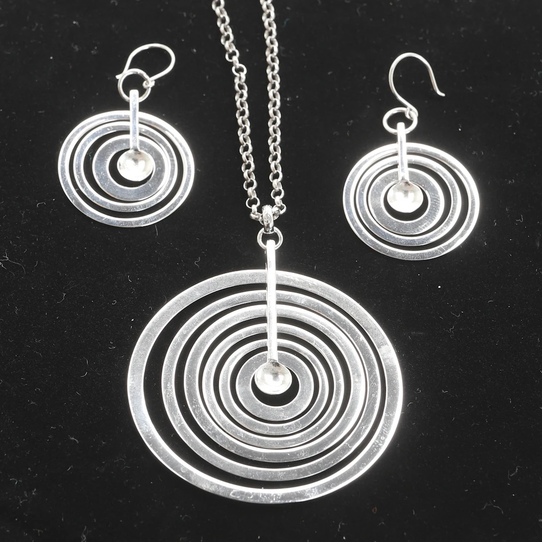 TAPIO WIRKKALA. Halssmycke med hänge. Örhängen, ett par. Sterlingssilver