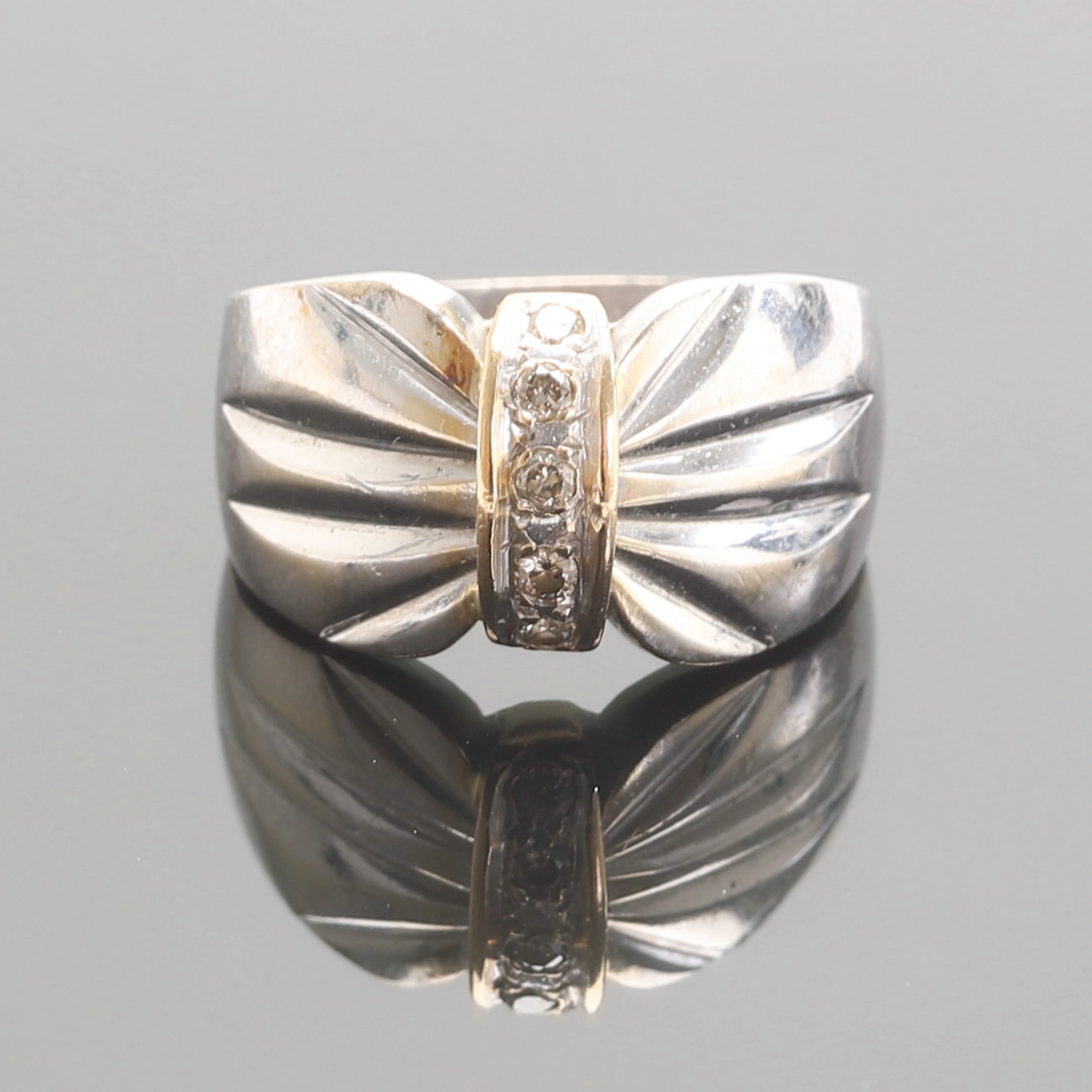 RING, 18 k vitguld med diamanter.