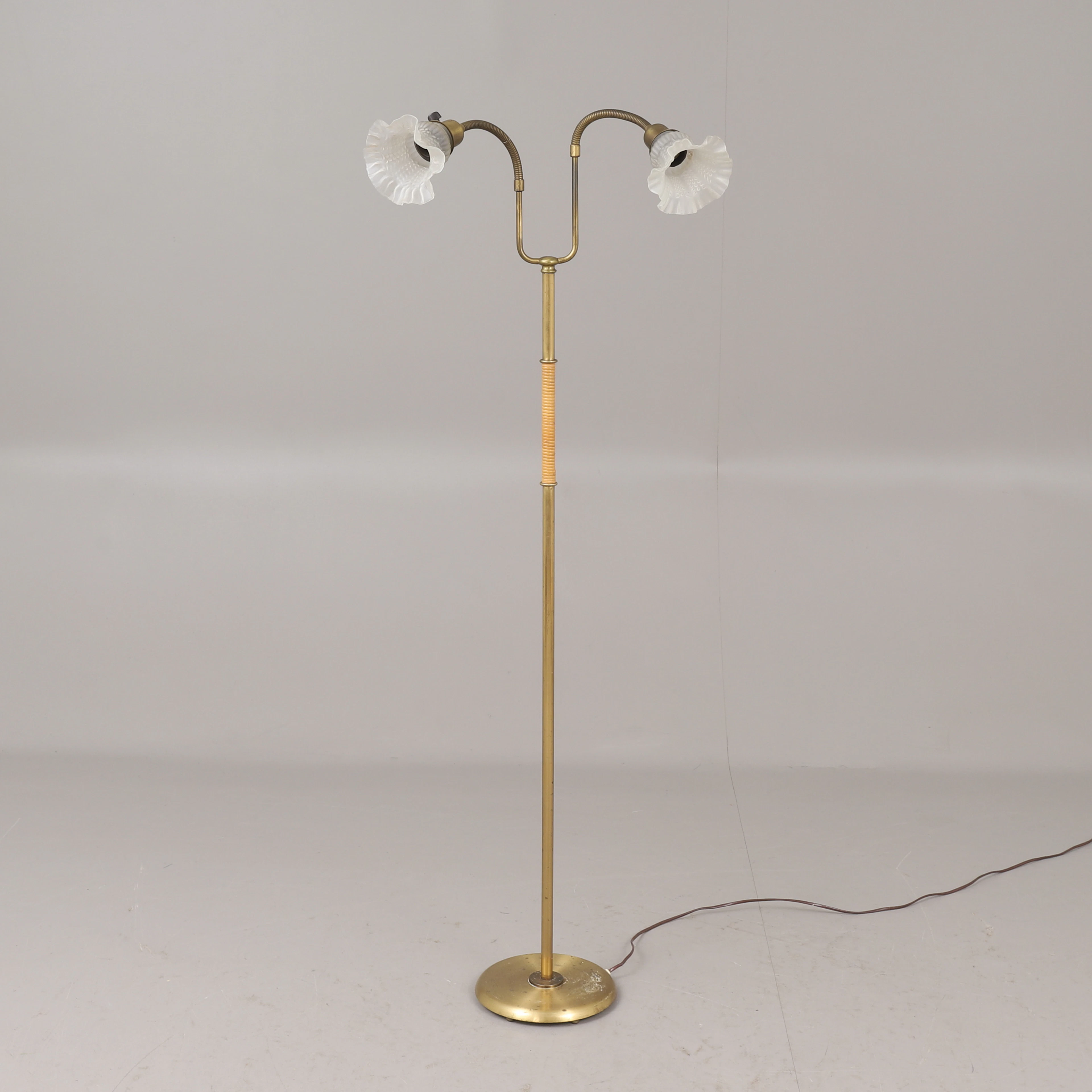 GOLVLAMPA, 2-armad, mässing, Swedish modern.