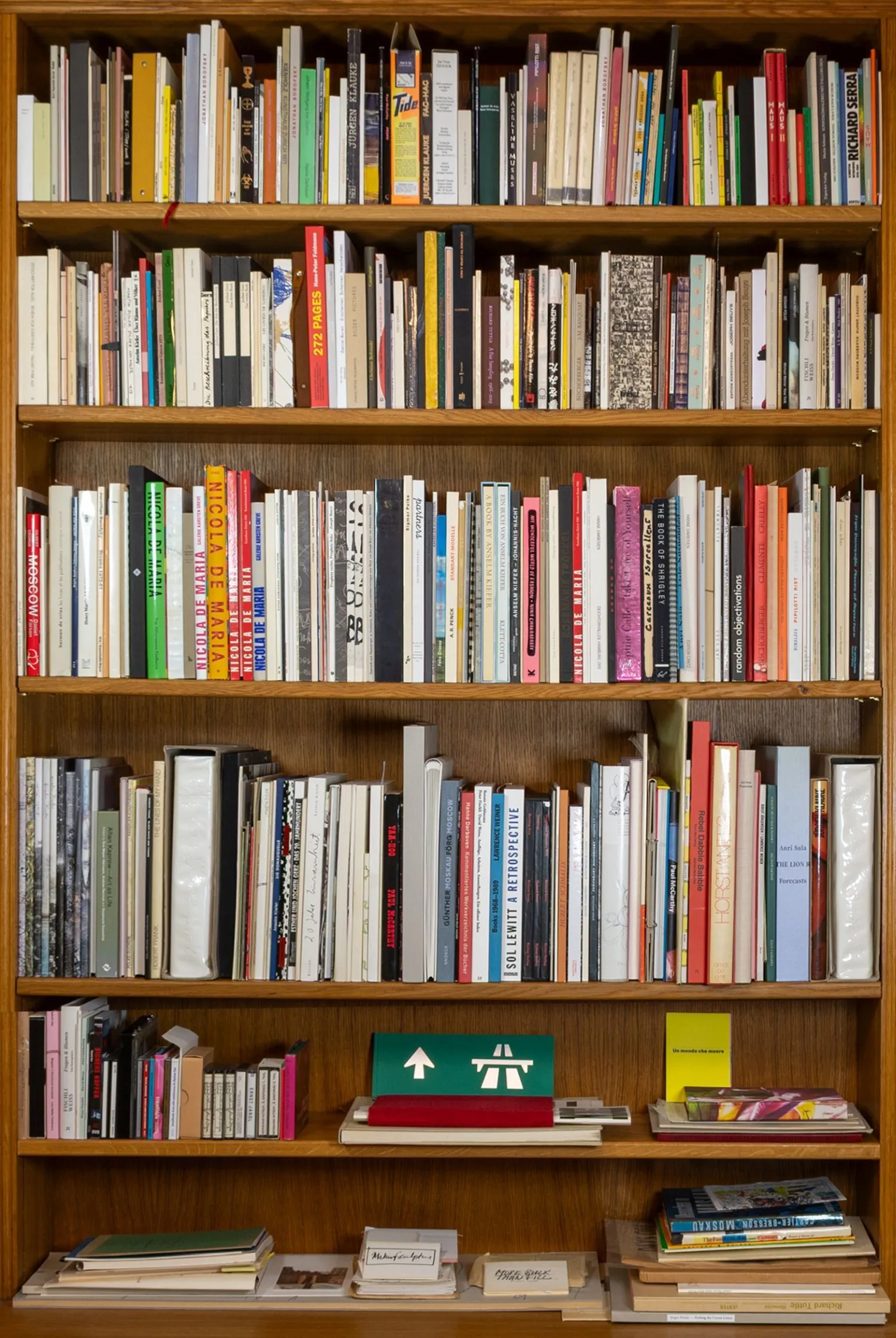 Sammlung von über 500 Künstlerbüchern, Katalogen, Zeitschriften. Kassetten