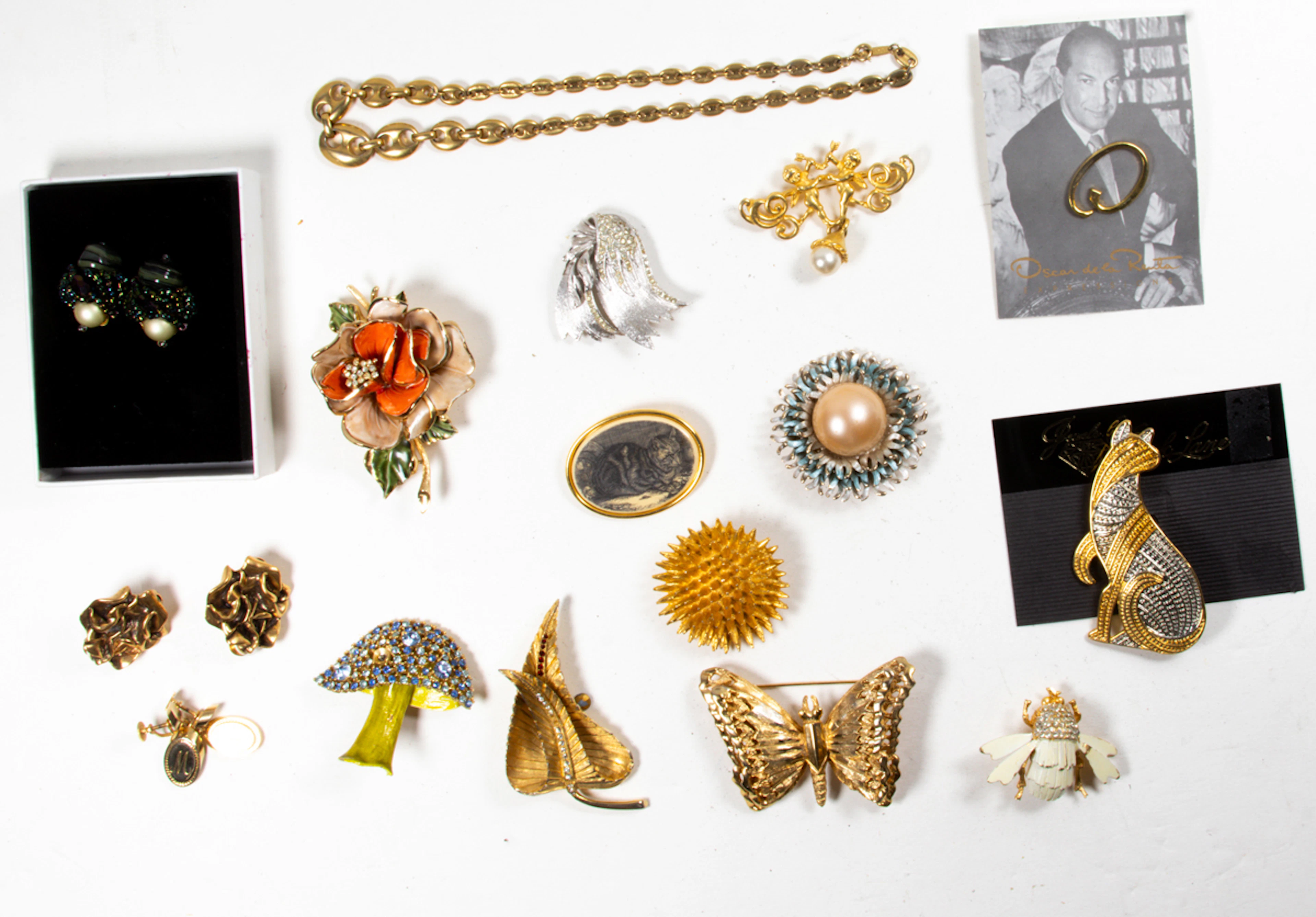 Sixteen pieces of costume jewelry comprising Oscar de la Renta, Vendome