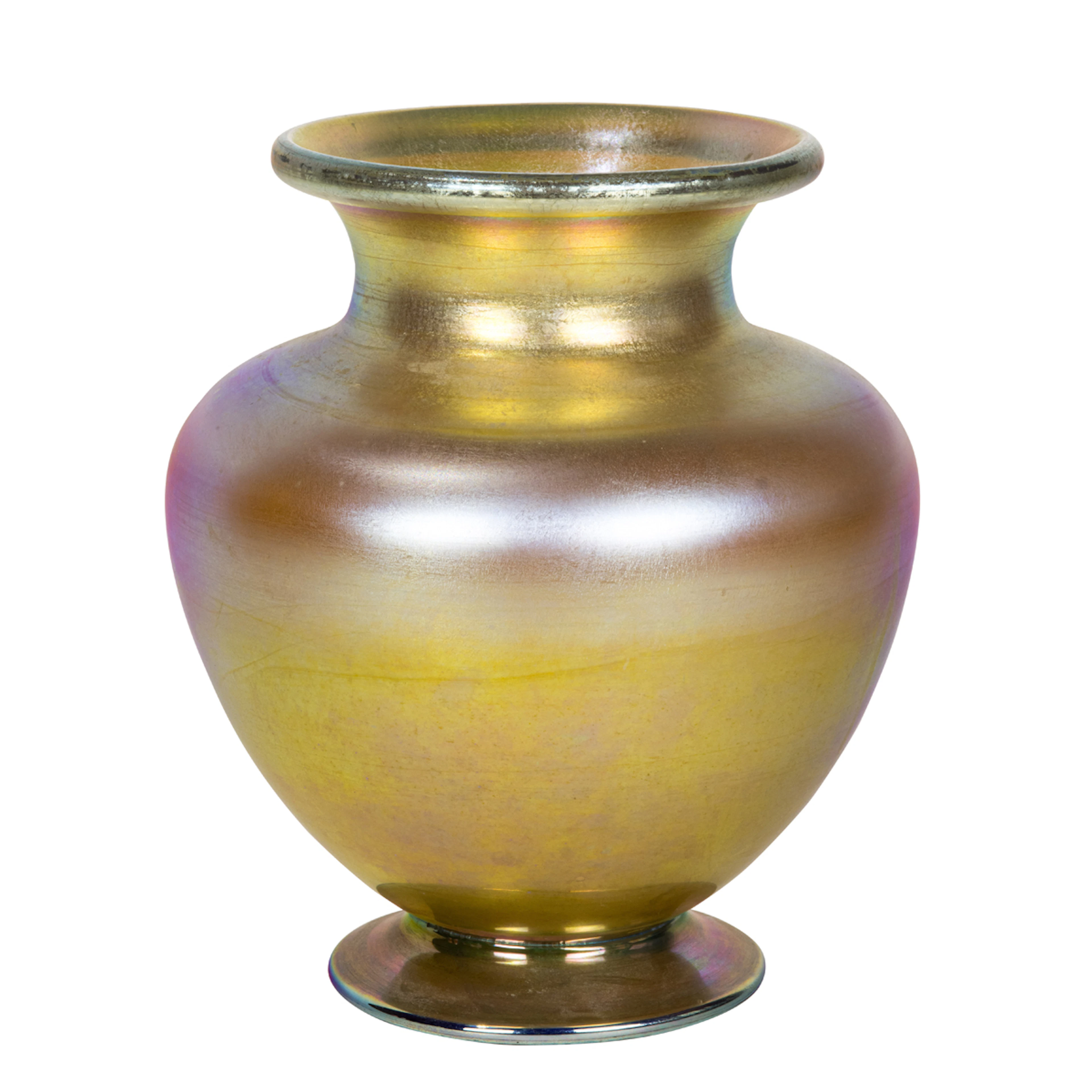 An iridescent gold Aurene vase